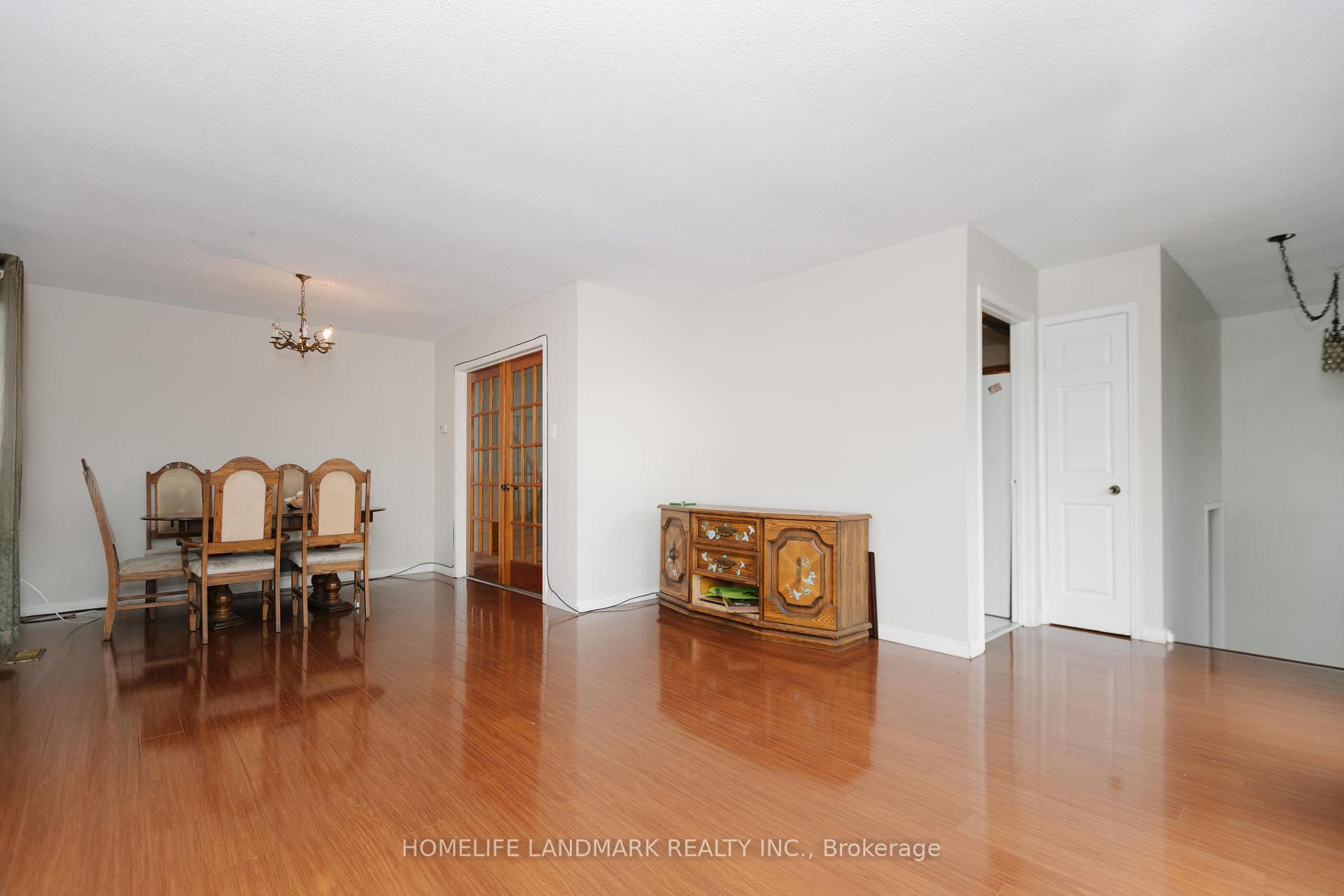 Photo 4 of 22 Blenheim Drive, Brampton, Heart Lake East — HOMEH