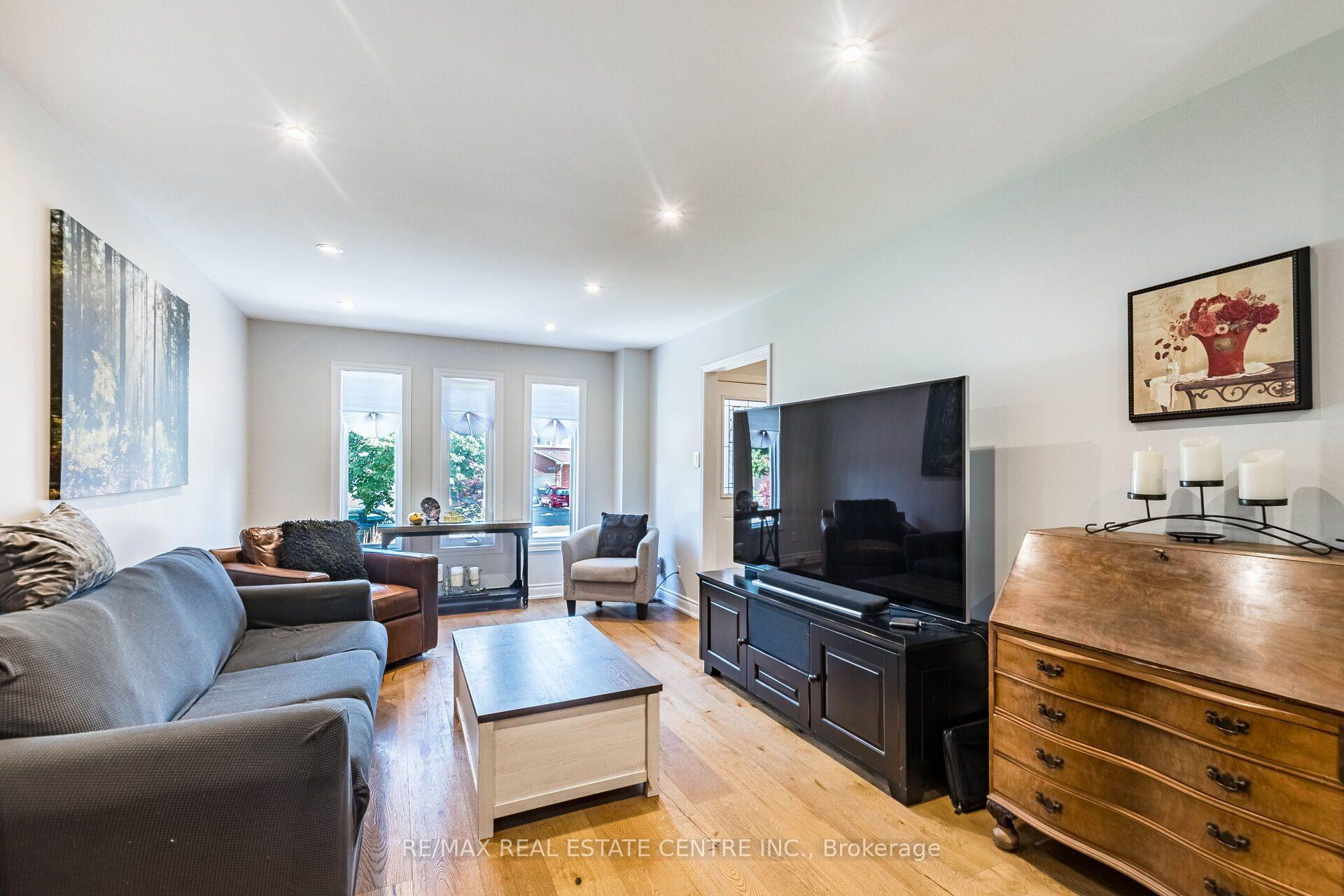 Photo 4 of 1571 Meadowfield Crescent, Mississauga, East Credit — HOMEH