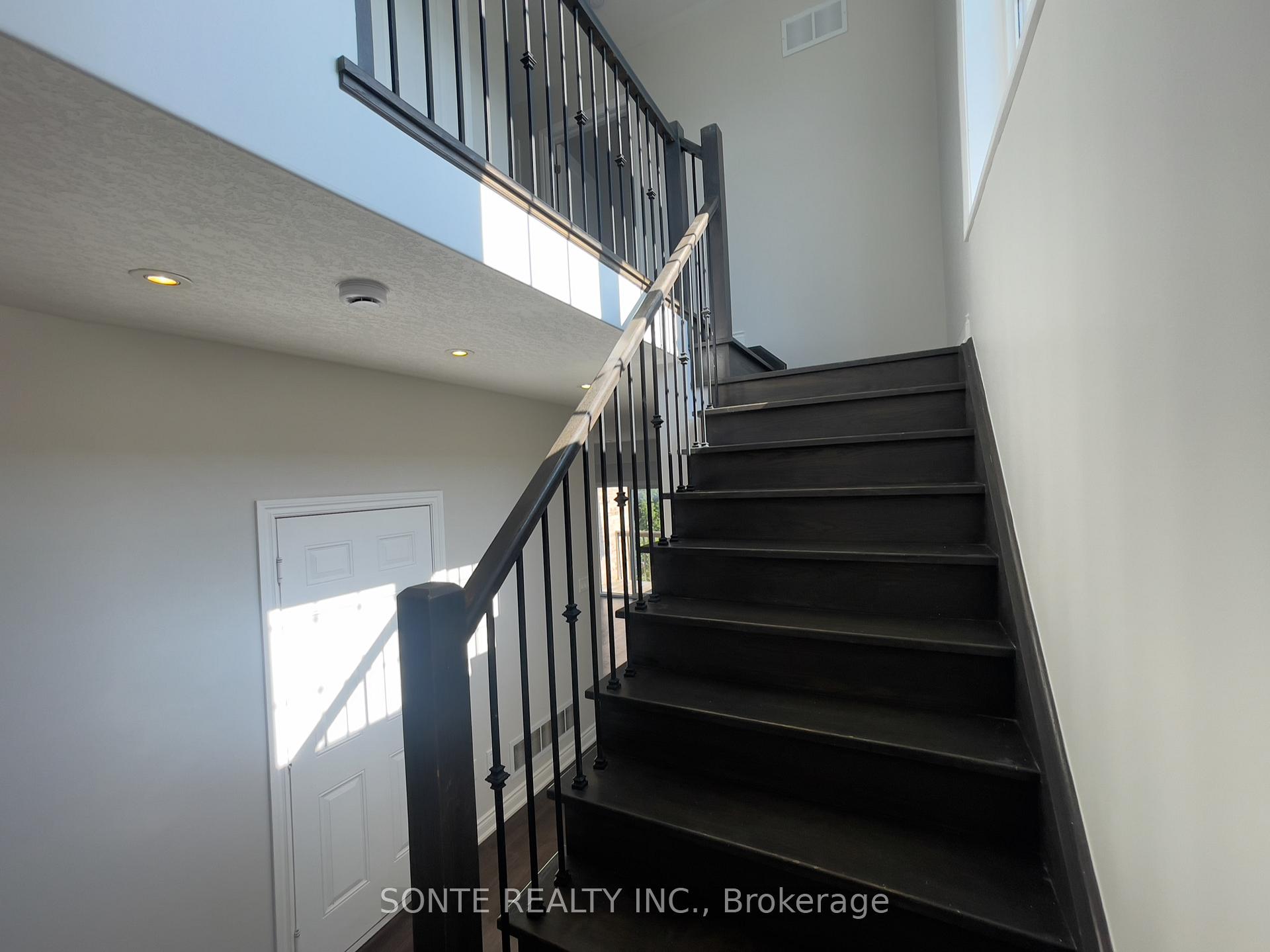 Photo 10 of Unit Unit 22, 40 Megan Crescent, Barrie, Holly — HOMEH