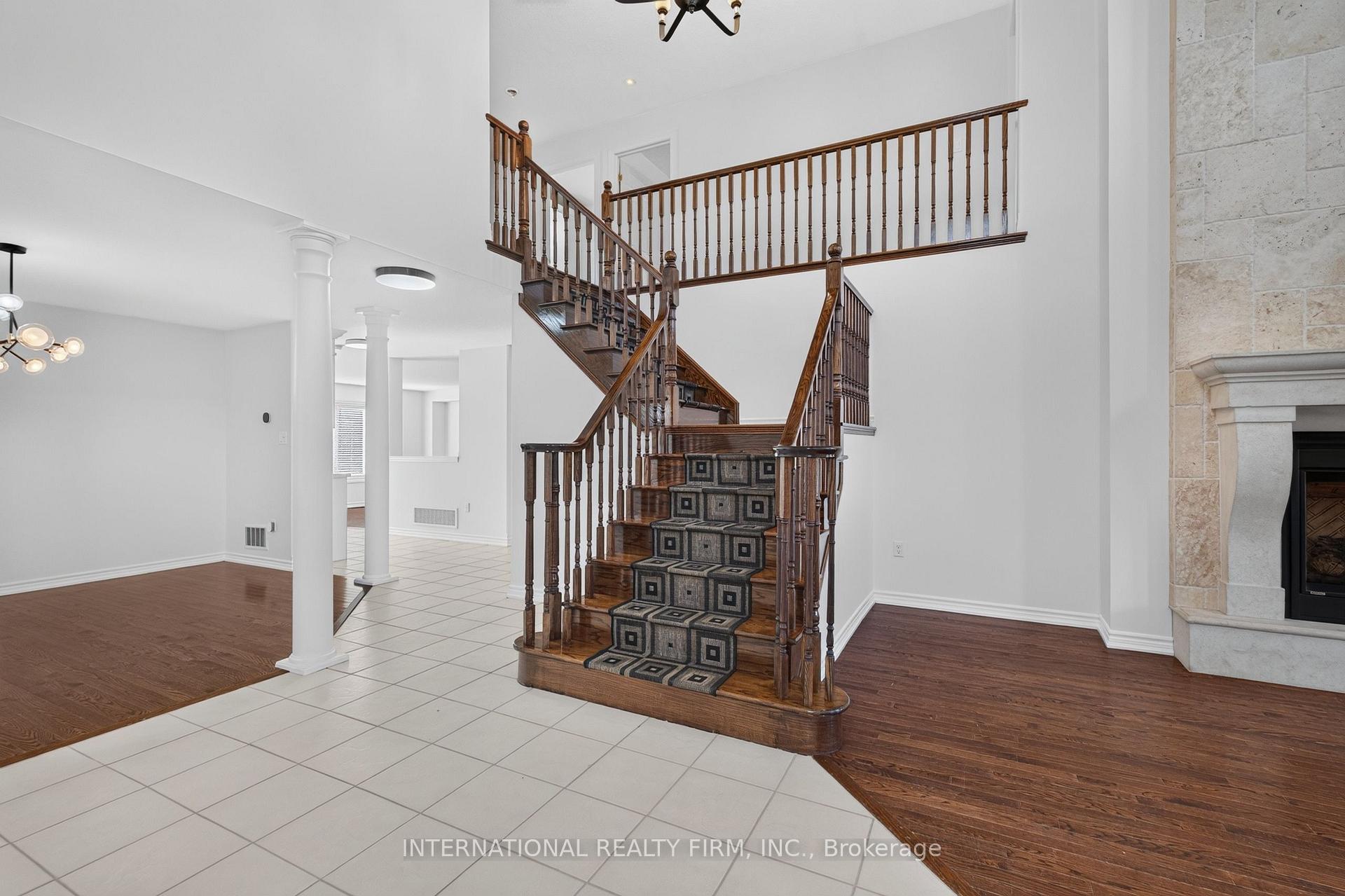 Photo 5 of 60 Prince William Way W, Barrie, Innis-Shore — HOMEH