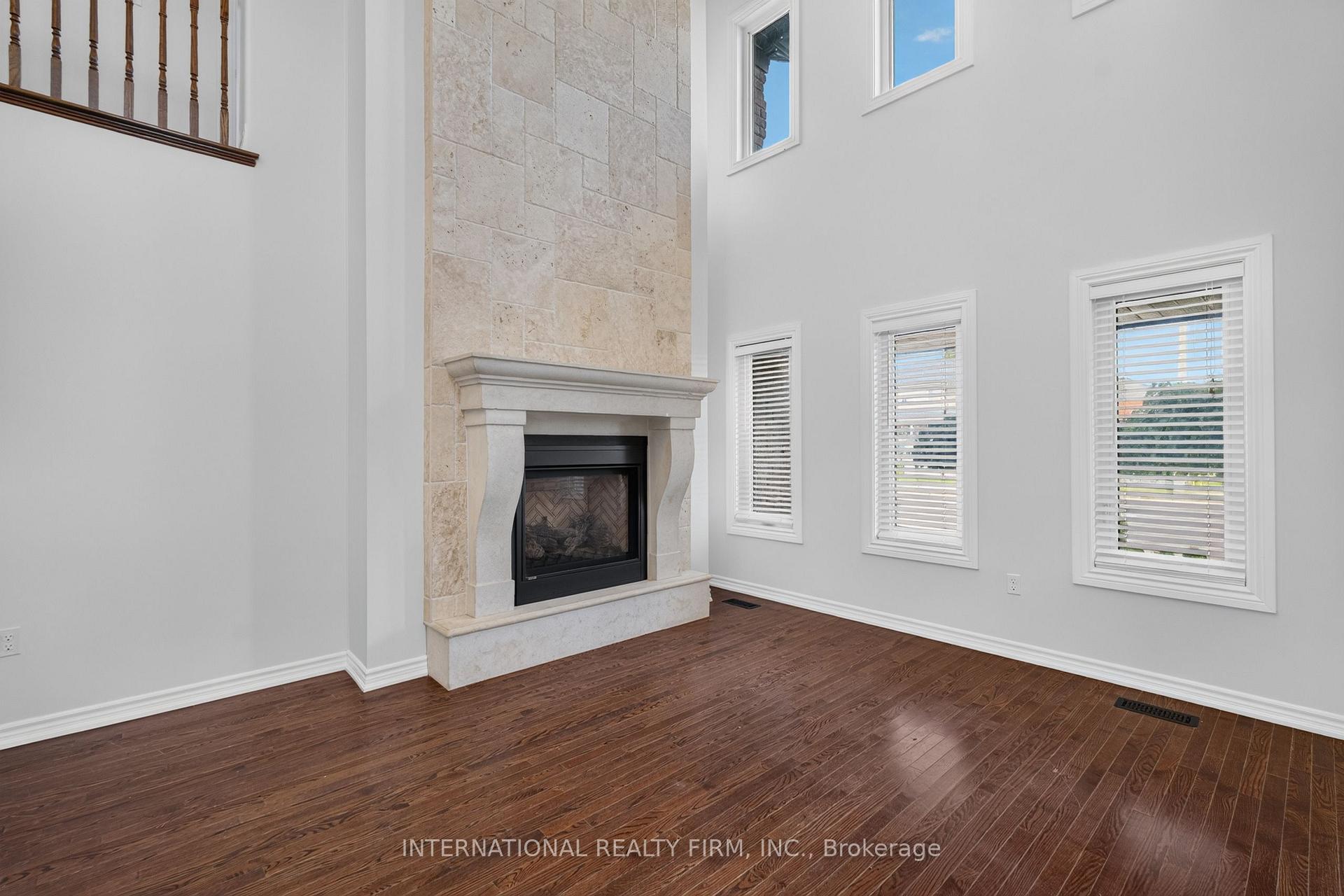 Photo 6 of 60 Prince William Way W, Barrie, Innis-Shore — HOMEH