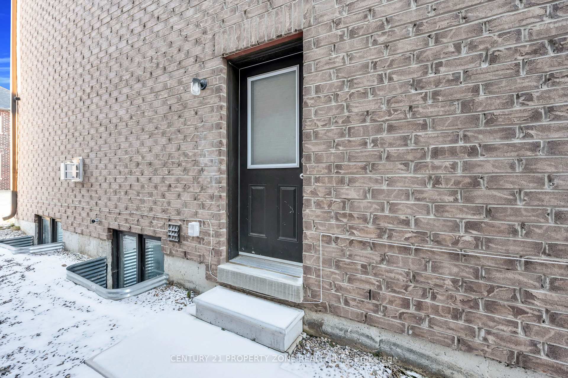 Photo 3 of 12 Trellanock Road, Brampton, Bram West — HOMEH