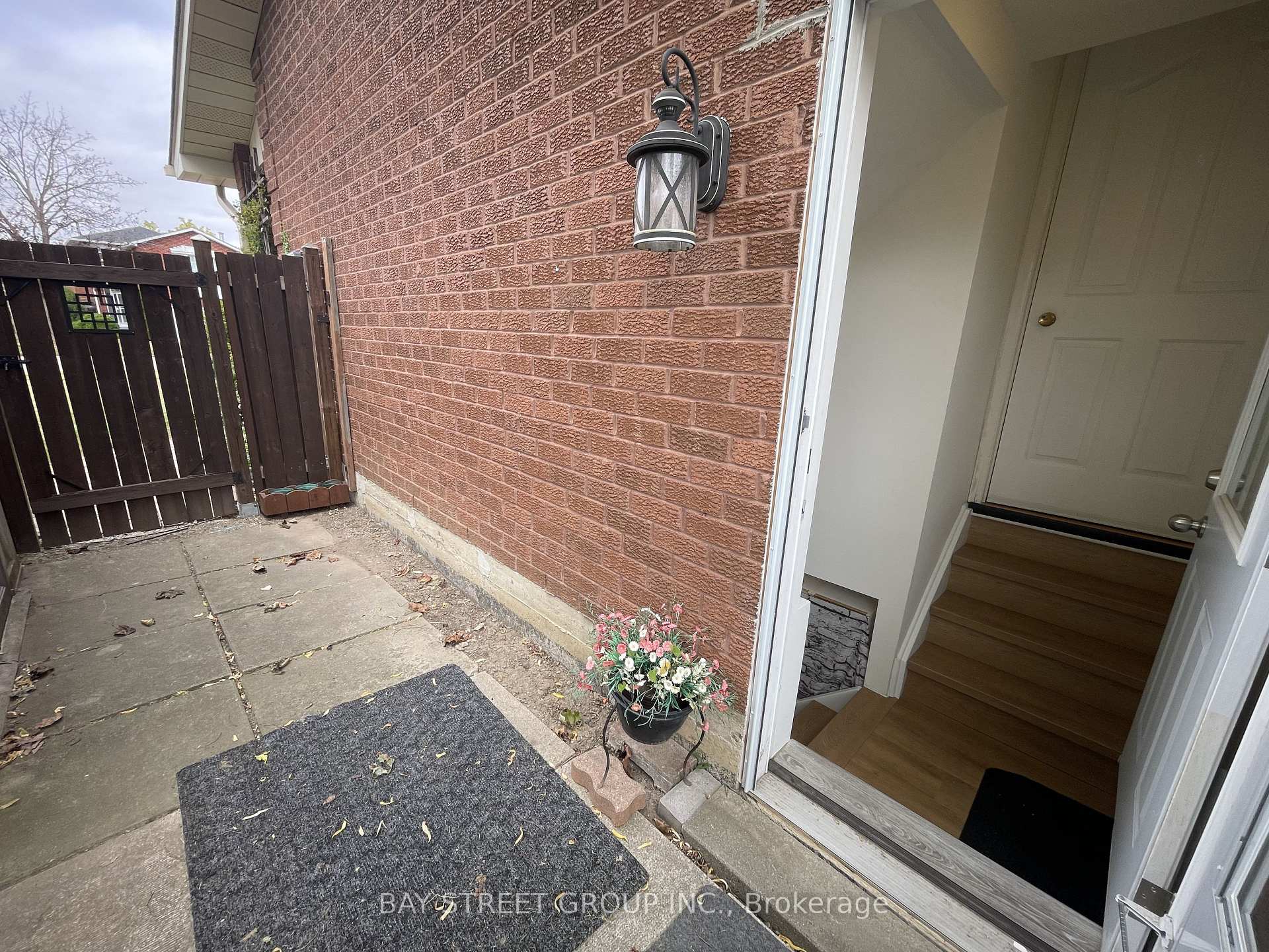 Photo 4 of 1 Tralee (Lower) Street, Brampton, Heart Lake West — HOMEH