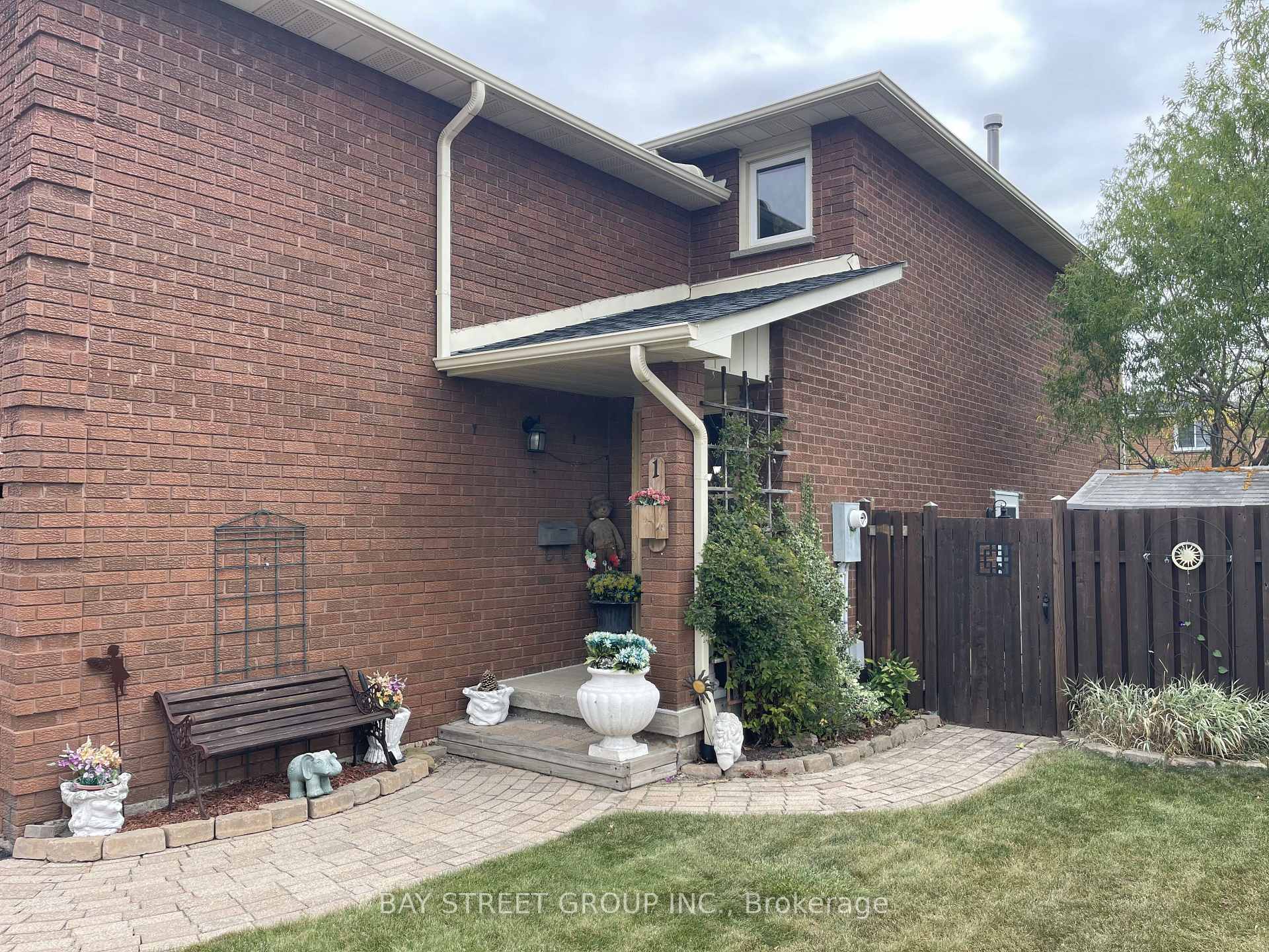 Photo 8 of 1 Tralee (Lower) Street, Brampton, Heart Lake West — HOMEH