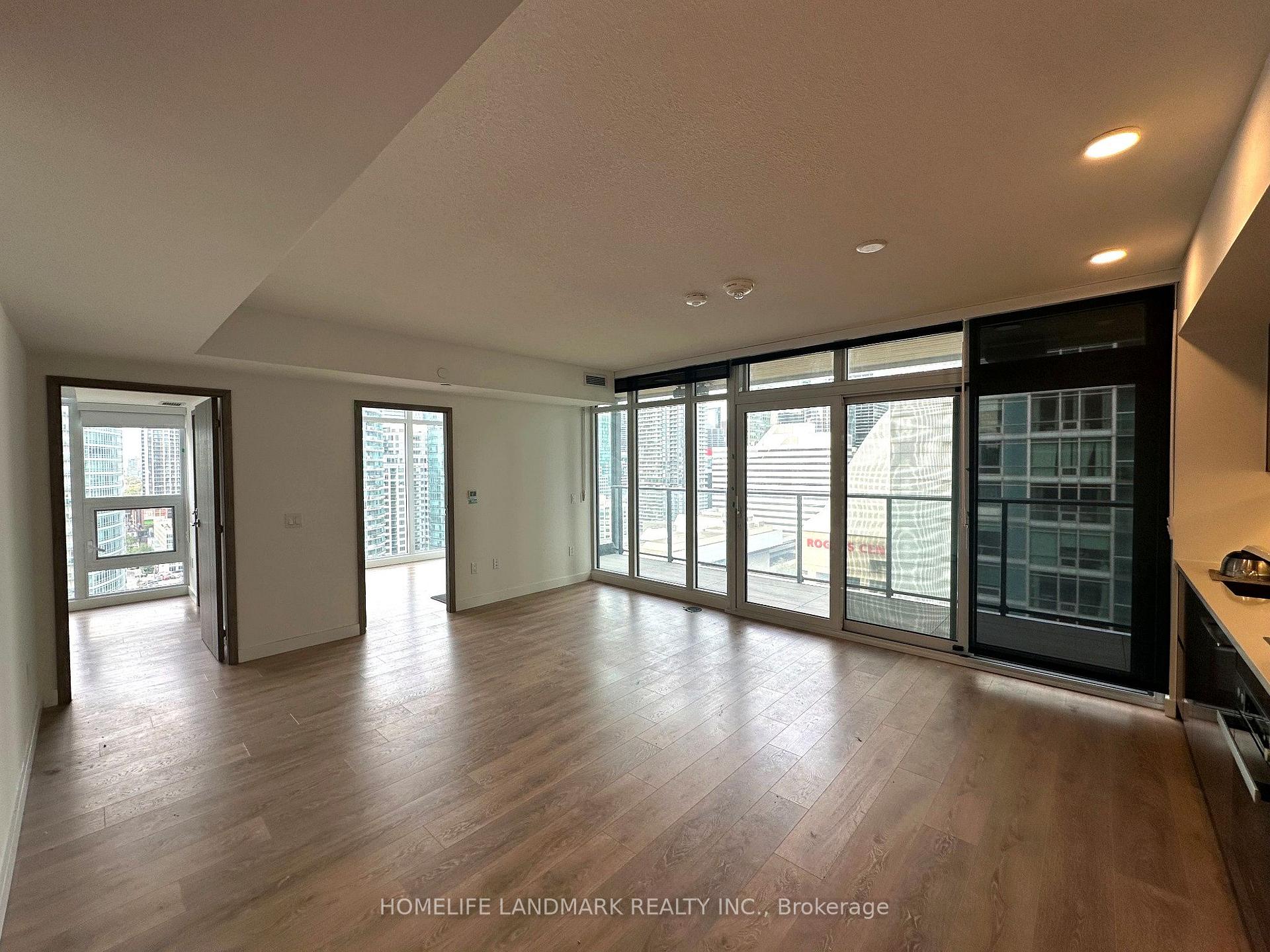 Photo 4 of 1 Concord Cityplace Way, Toronto, Waterfront Communities — HOMEH
