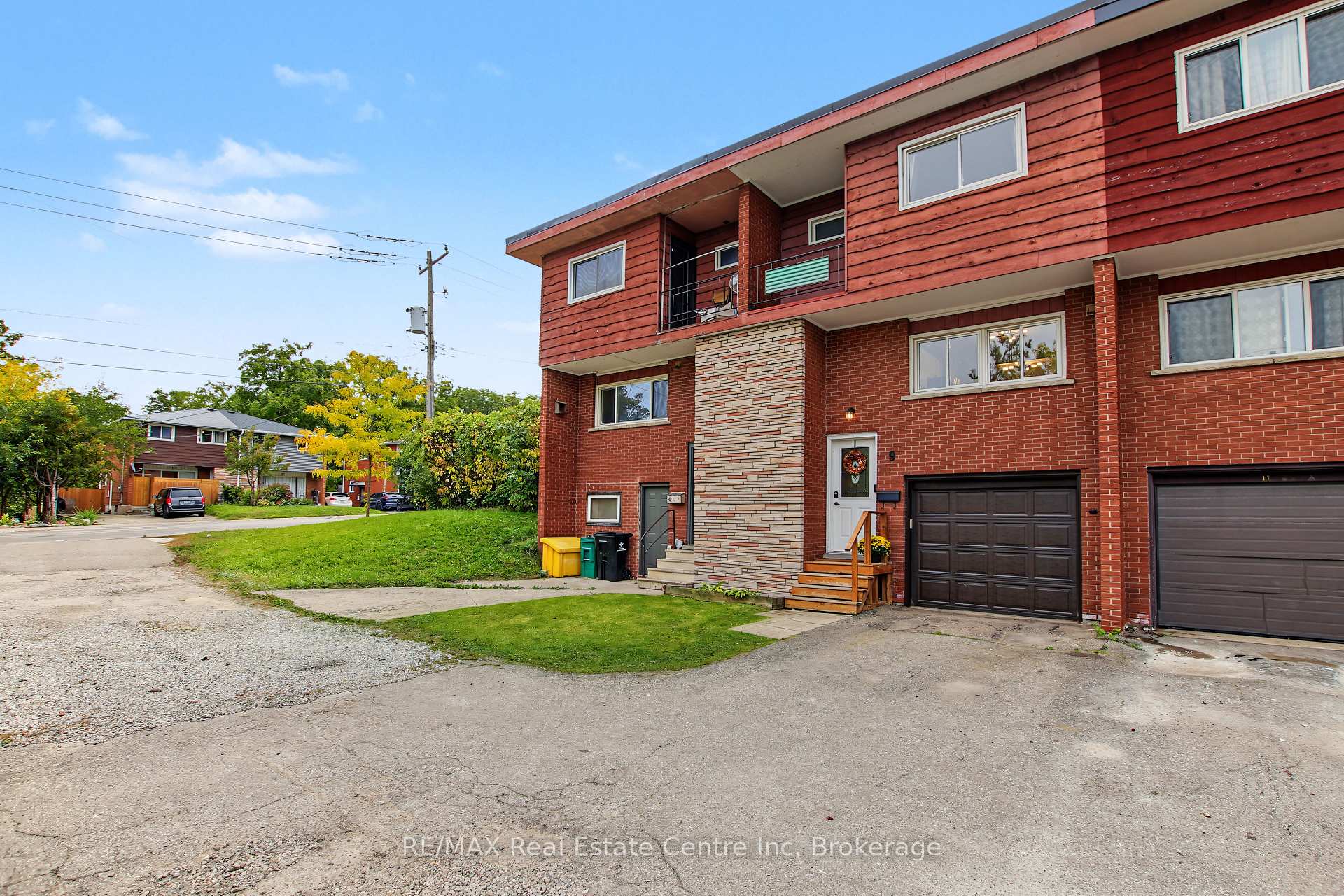 Photo 3 of 9 Greenbrook Drive, Kitchener, Meinzinger — HOMEH