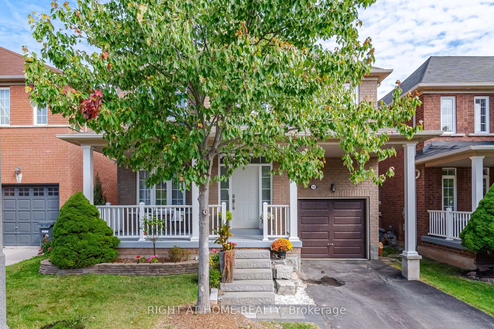Photo 2 of 2249 Crestmont Drive, Oakville, Westmount — HOMEH