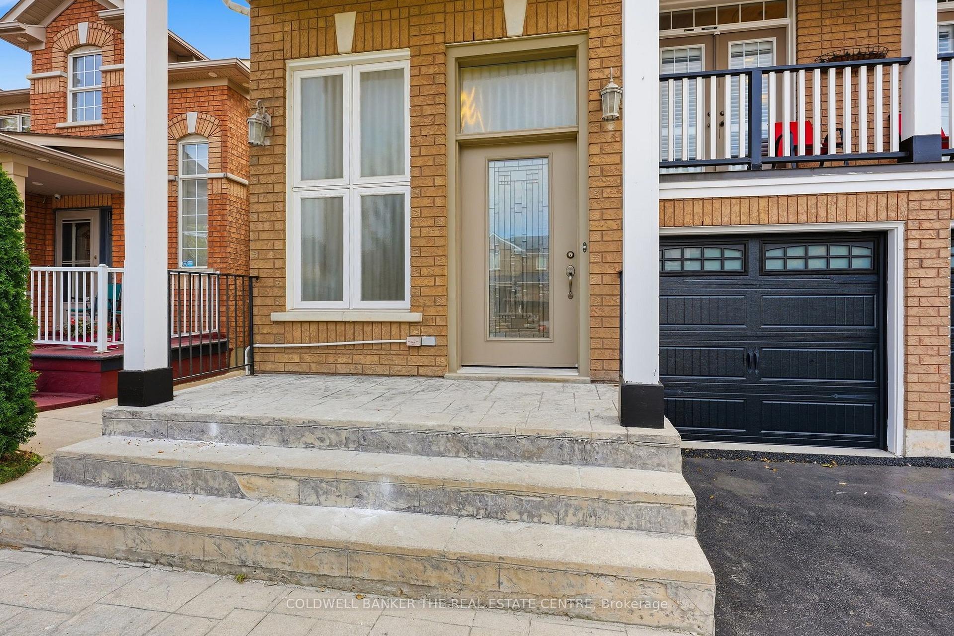 Photo 3 of 15 Charleswood Circle, Brampton, Fletcher's Meadow — HOMEH