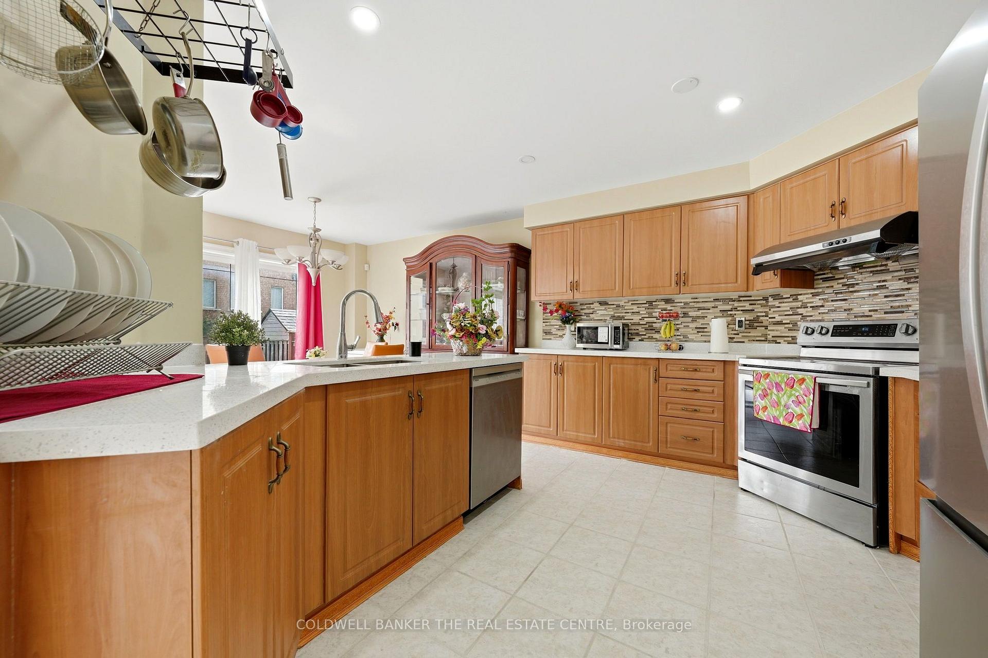 Photo 9 of 15 Charleswood Circle, Brampton, Fletcher's Meadow — HOMEH