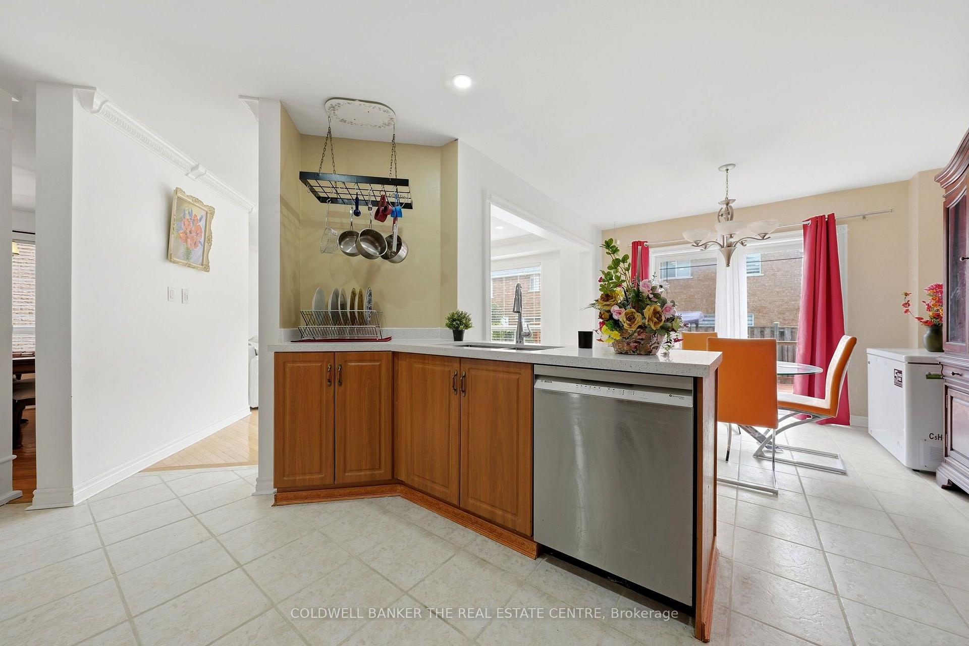 Photo 10 of 15 Charleswood Circle, Brampton, Fletcher's Meadow — HOMEH