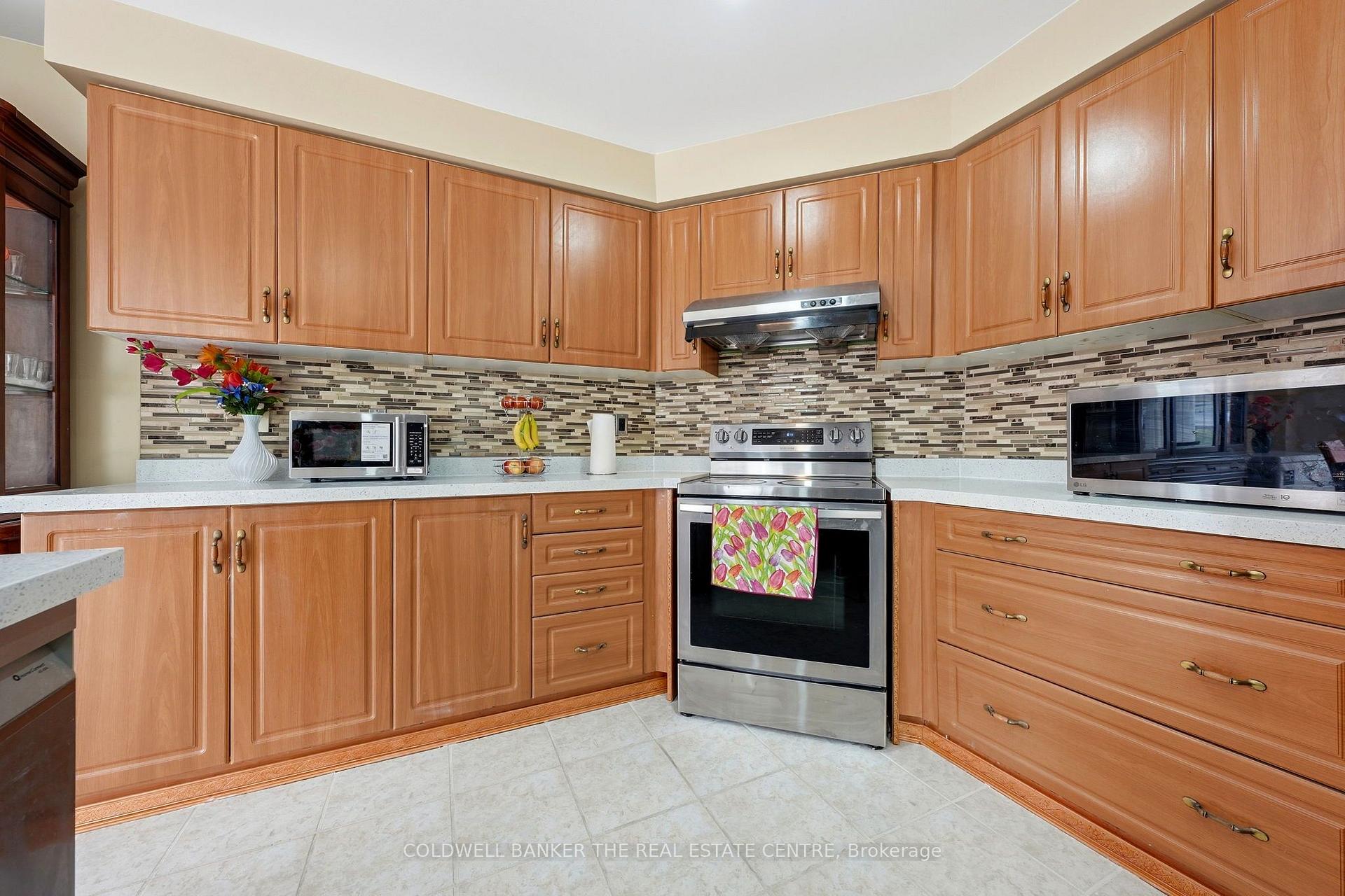 Photo 11 of 15 Charleswood Circle, Brampton, Fletcher's Meadow — HOMEH