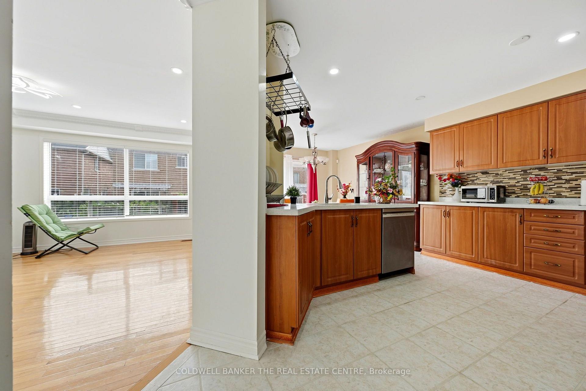 Photo 13 of 15 Charleswood Circle, Brampton, Fletcher's Meadow — HOMEH
