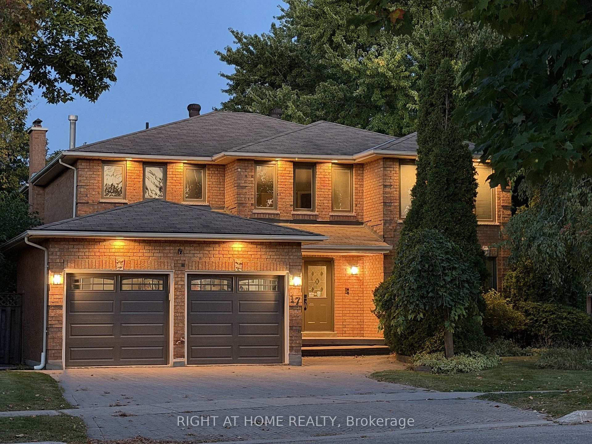 Photo 2 of 17 Piccadilly Road, Richmond Hill, Doncrest — HOMEH
