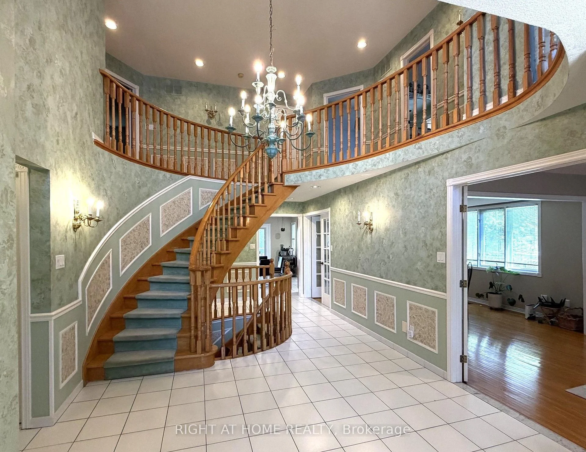 Photo 3 of 17 Piccadilly Road, Richmond Hill, Doncrest — HOMEH
