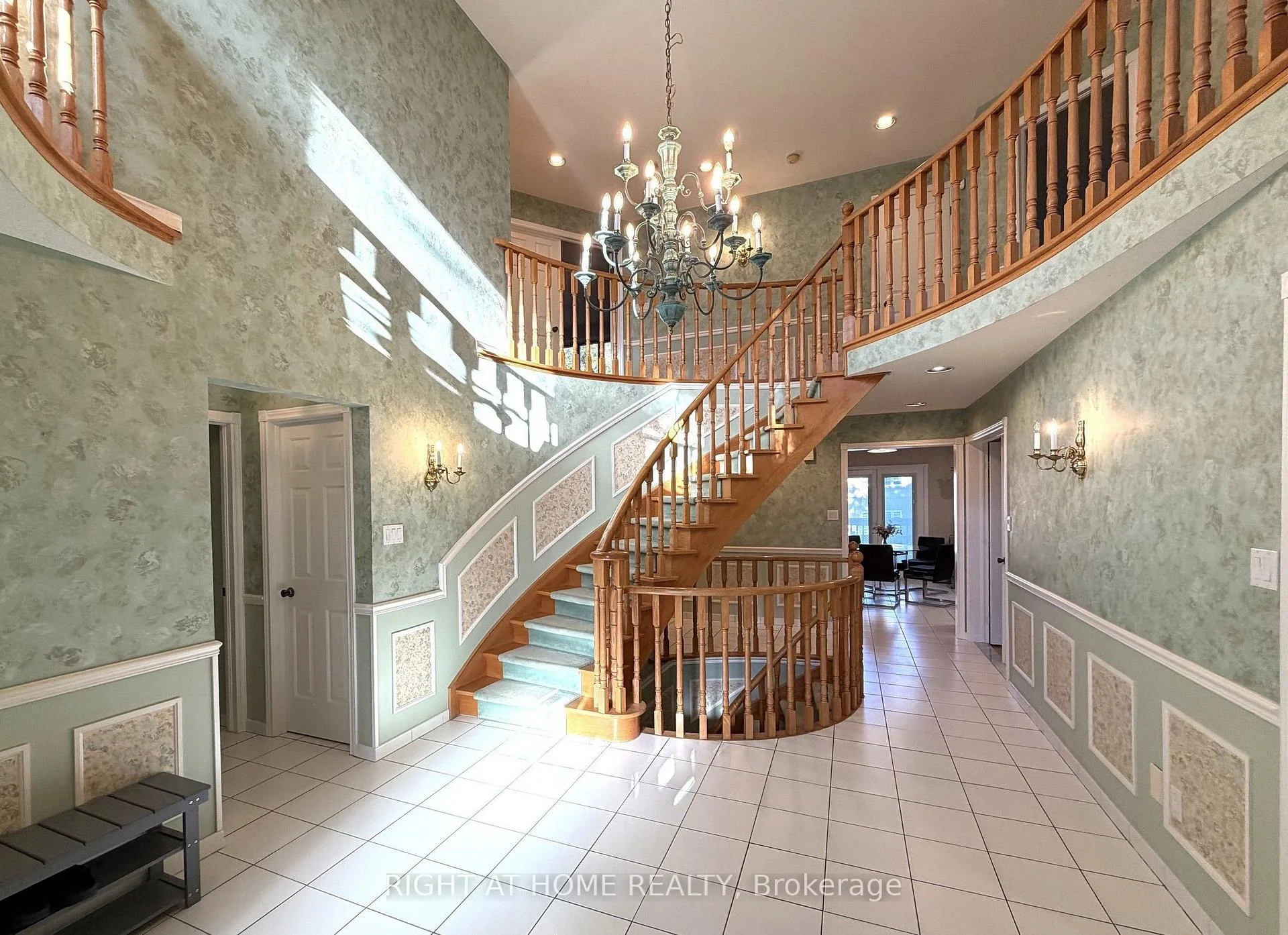 Photo 4 of 17 Piccadilly Road, Richmond Hill, Doncrest — HOMEH