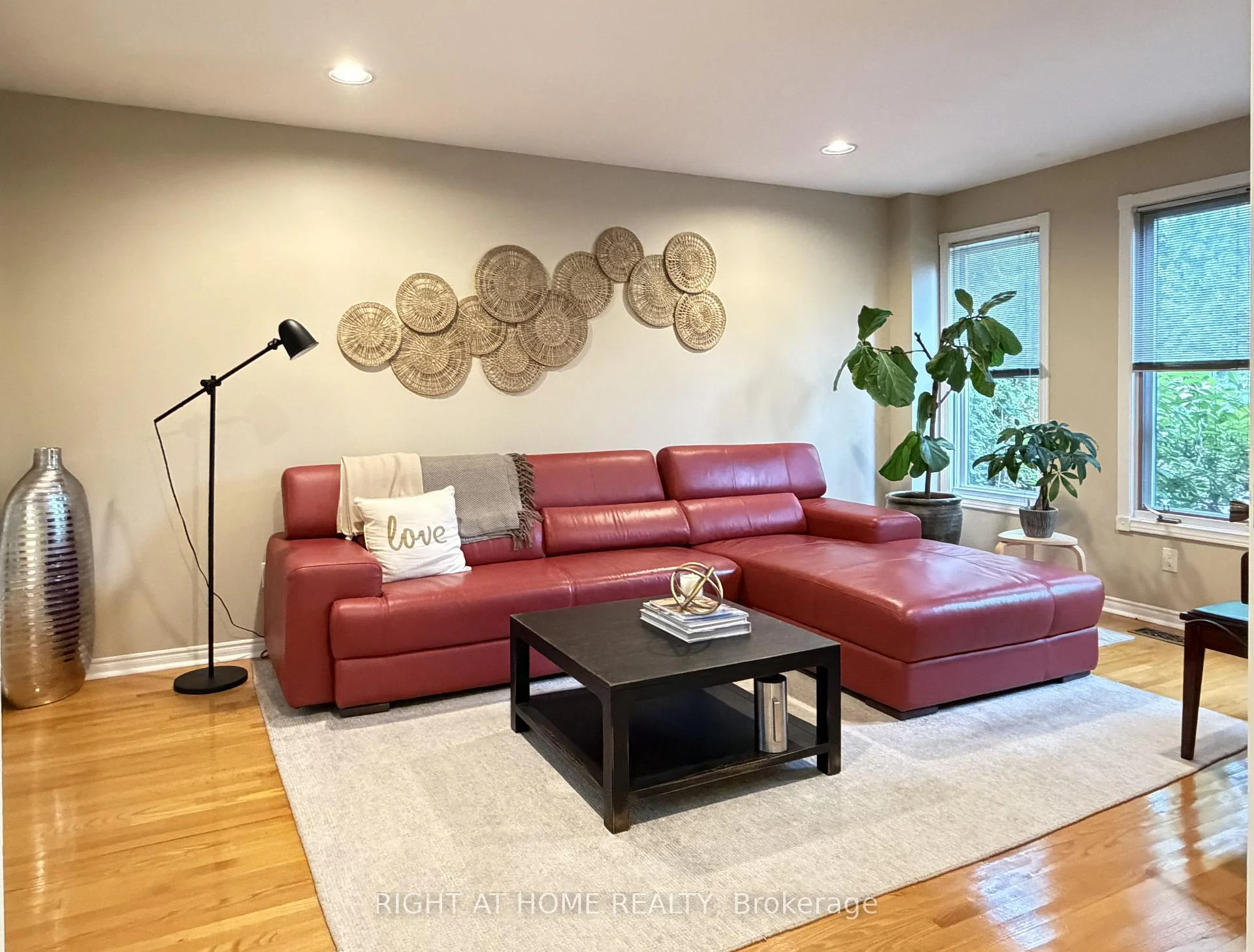 Photo 5 of 17 Piccadilly Road, Richmond Hill, Doncrest — HOMEH