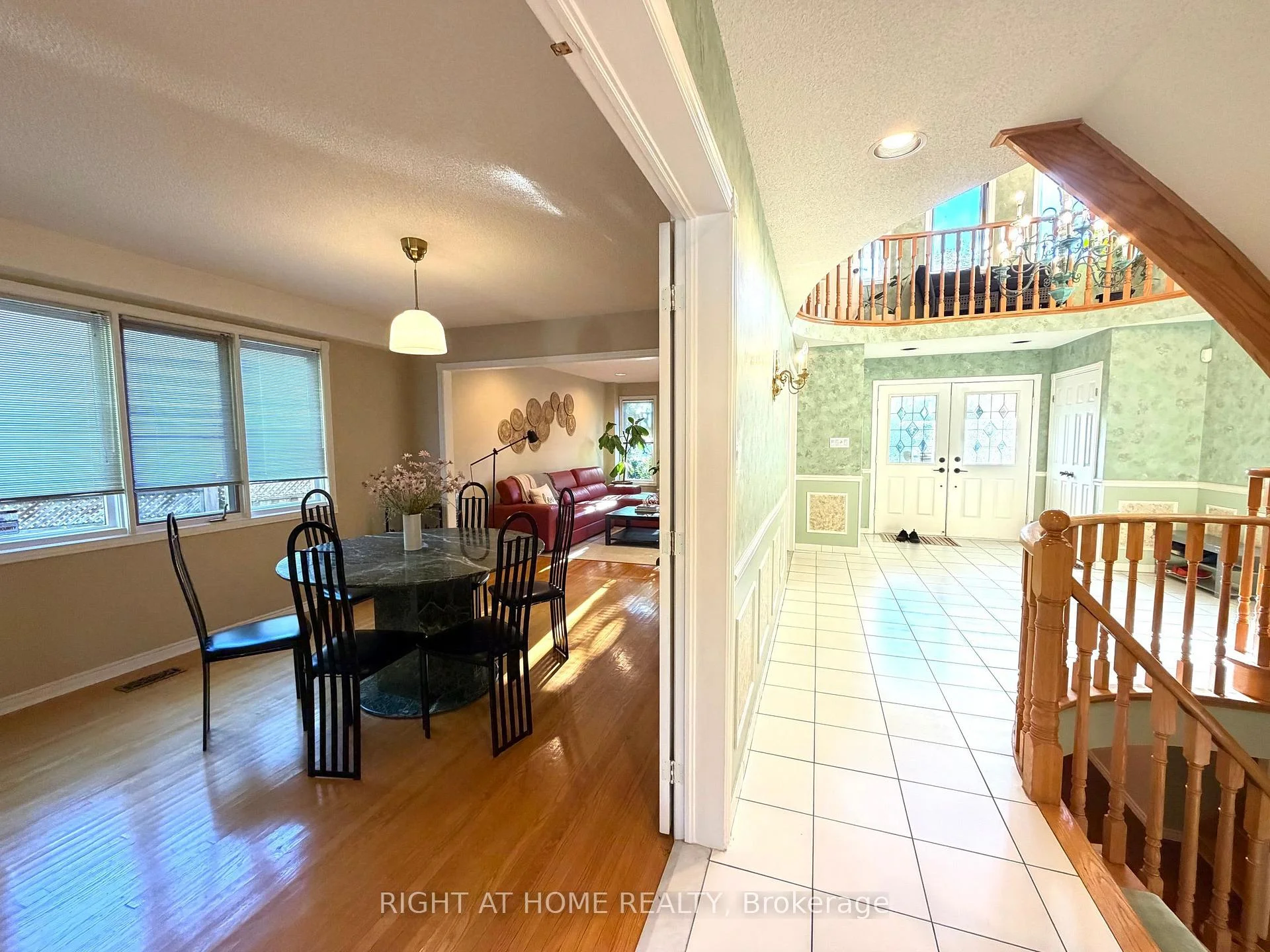 Photo 7 of 17 Piccadilly Road, Richmond Hill, Doncrest — HOMEH