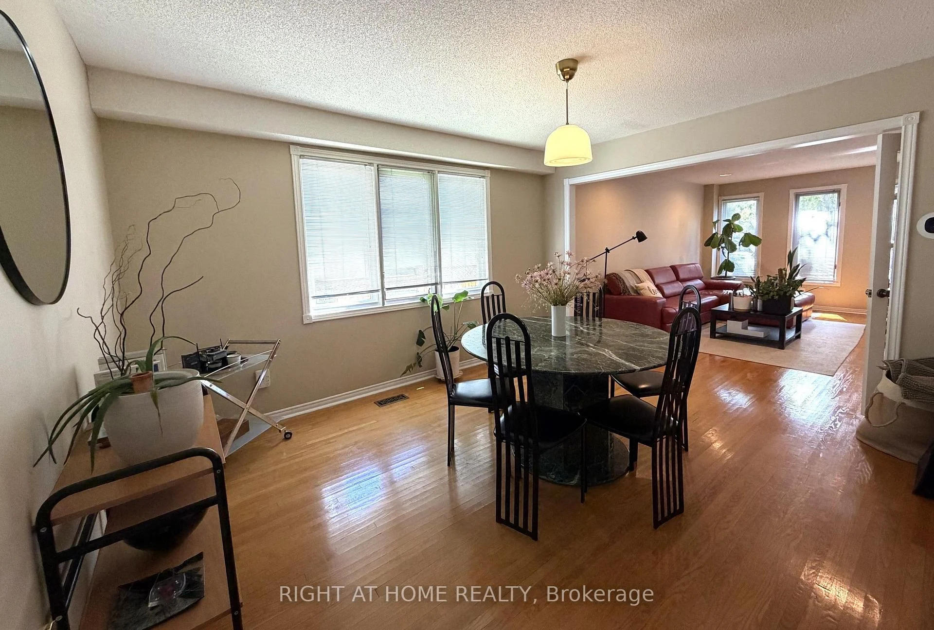 Photo 8 of 17 Piccadilly Road, Richmond Hill, Doncrest — HOMEH