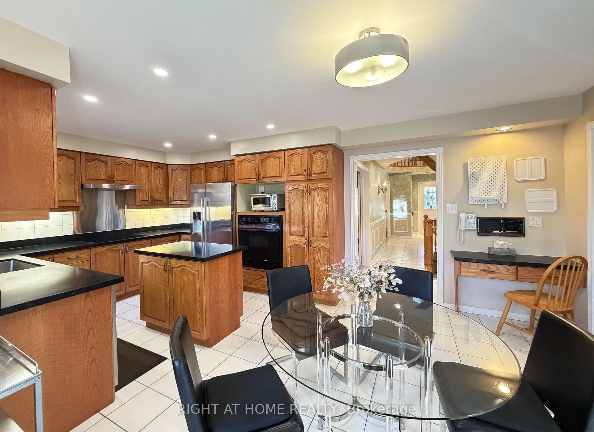 Photo 9 of 17 Piccadilly Road, Richmond Hill, Doncrest — HOMEH