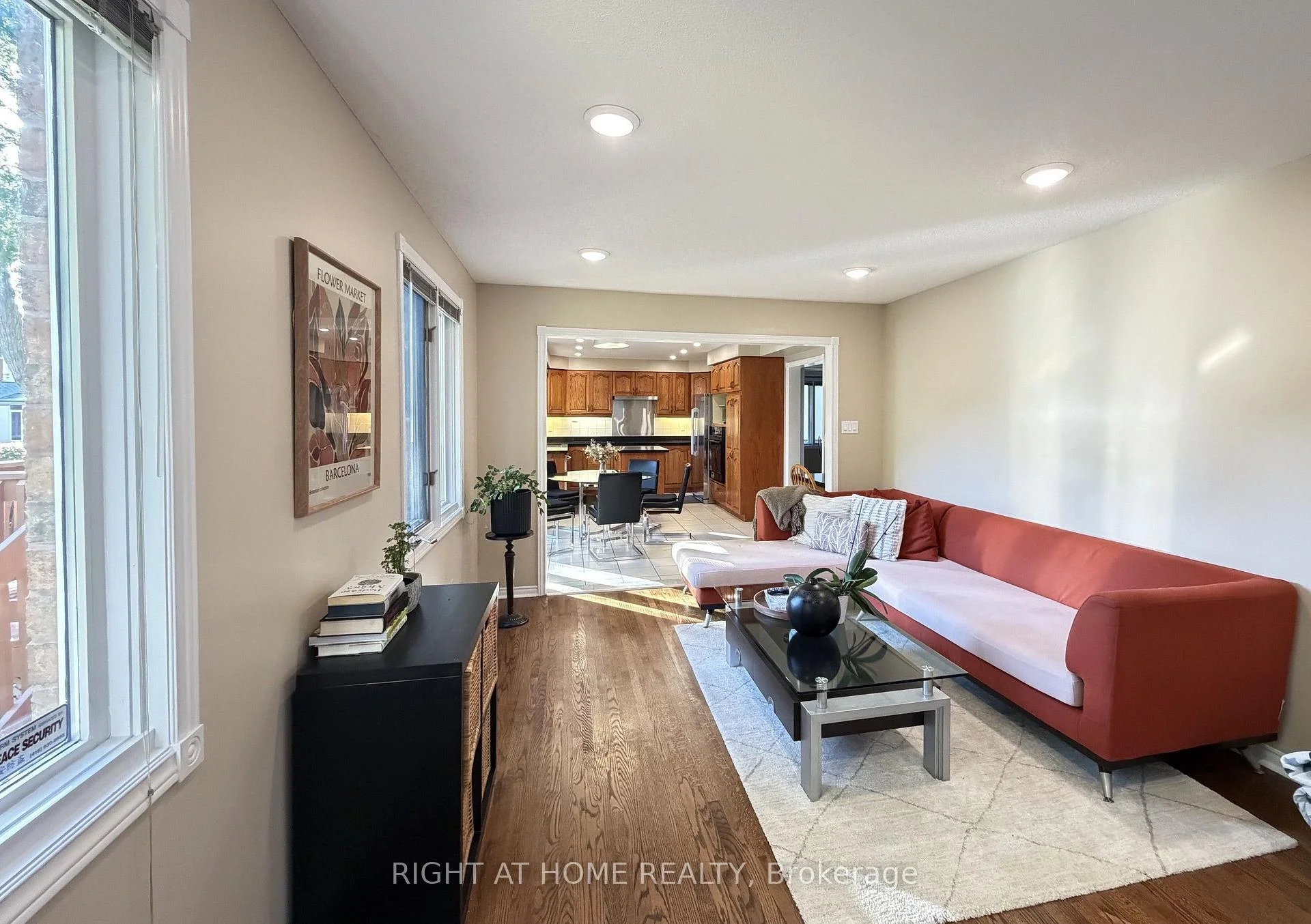 Photo 10 of 17 Piccadilly Road, Richmond Hill, Doncrest — HOMEH