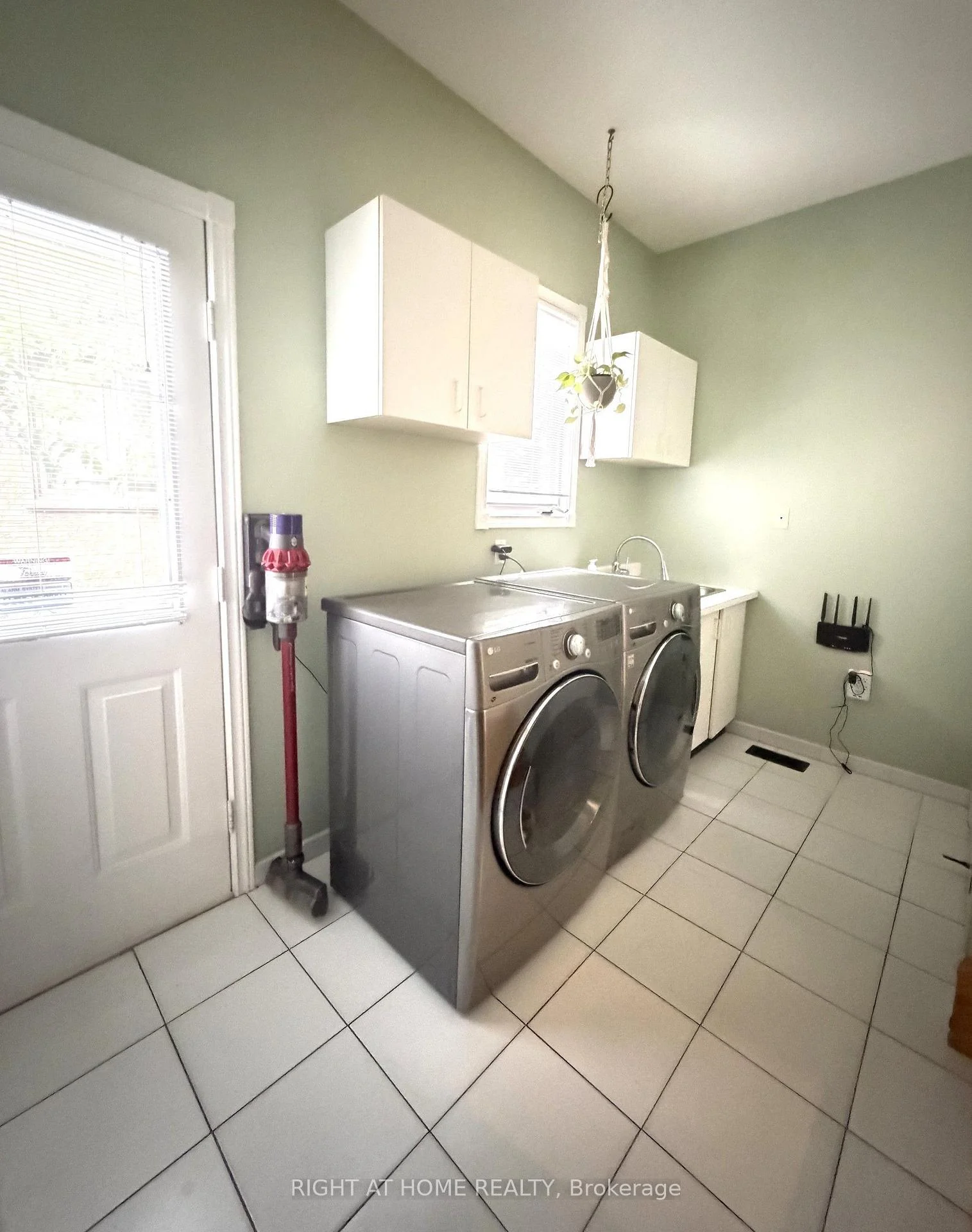 Photo 13 of 17 Piccadilly Road, Richmond Hill, Doncrest — HOMEH