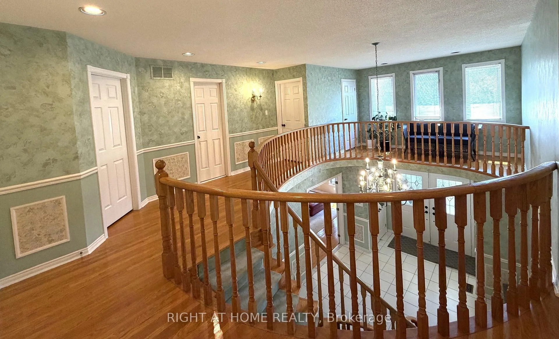 Photo 15 of 17 Piccadilly Road, Richmond Hill, Doncrest — HOMEH