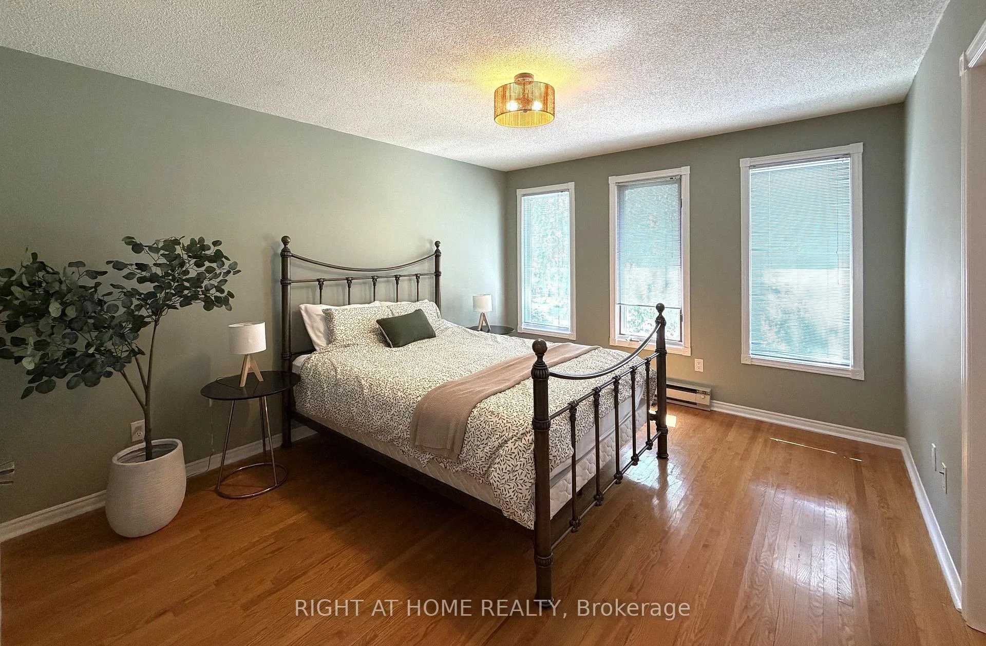 Photo 20 of 17 Piccadilly Road, Richmond Hill, Doncrest — HOMEH