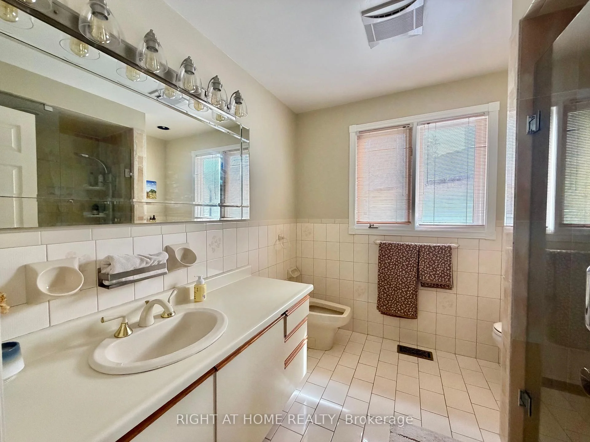 Photo 22 of 17 Piccadilly Road, Richmond Hill, Doncrest — HOMEH