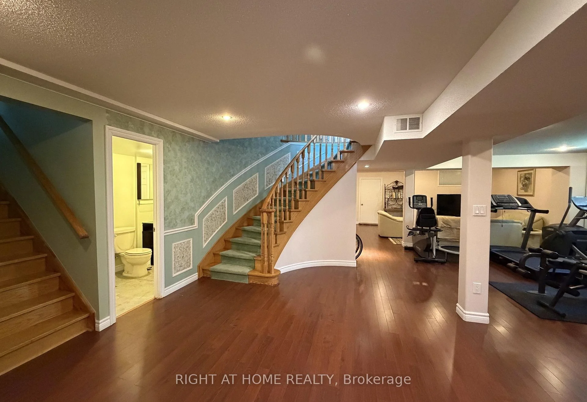Photo 24 of 17 Piccadilly Road, Richmond Hill, Doncrest — HOMEH