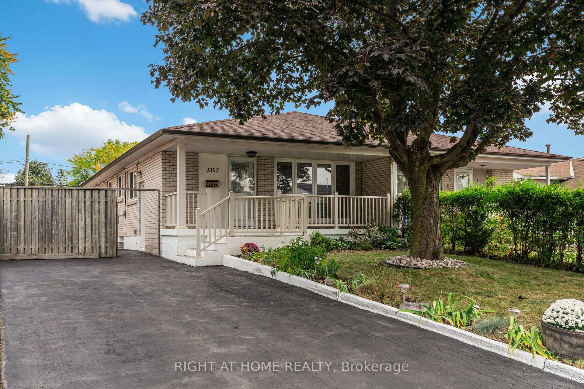 Photo 1 of 1302 Redbank Crescent, Oakville, College Park — HOMEH