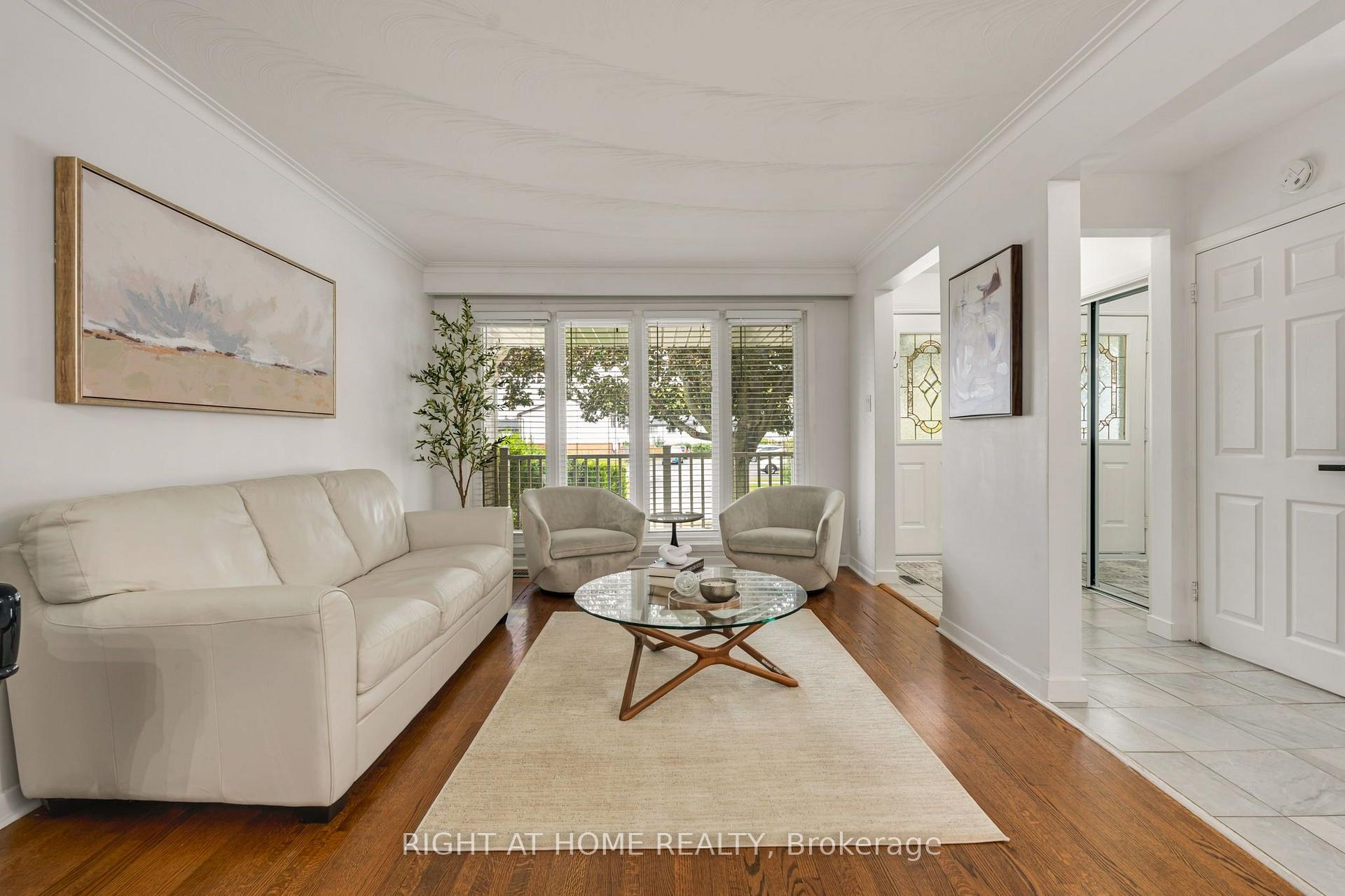 Photo 4 of 1302 Redbank Crescent, Oakville, College Park — HOMEH
