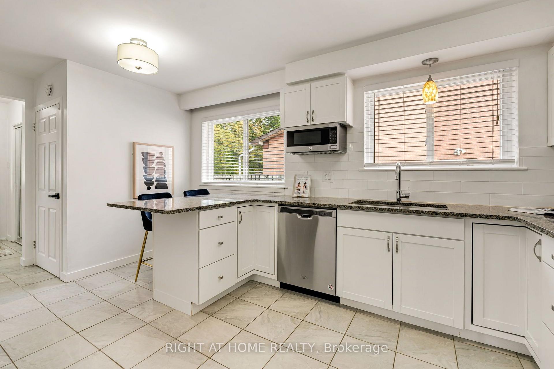 Photo 8 of 1302 Redbank Crescent, Oakville, College Park — HOMEH