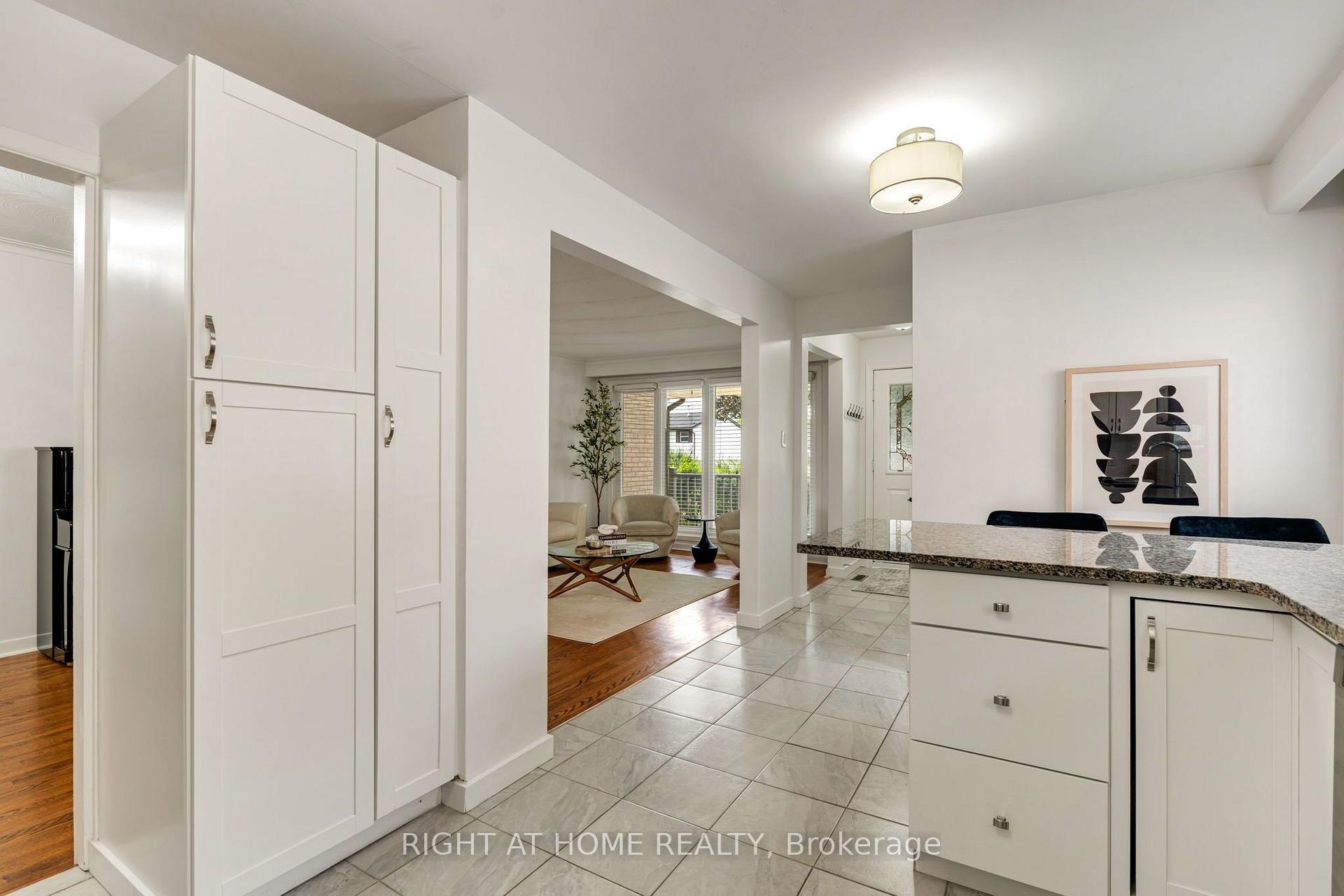 Photo 10 of 1302 Redbank Crescent, Oakville, College Park — HOMEH