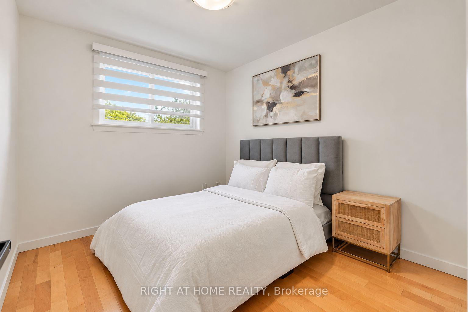 Photo 14 of 1302 Redbank Crescent, Oakville, College Park — HOMEH