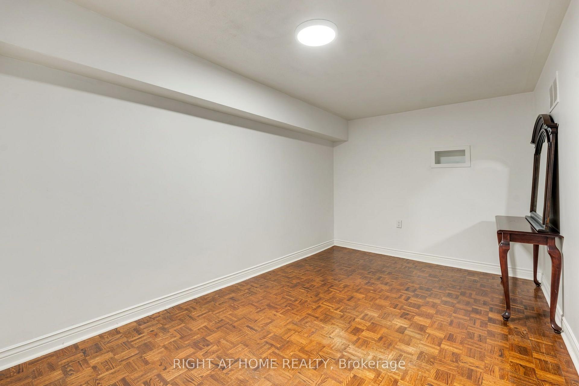 Photo 31 of 1302 Redbank Crescent, Oakville, College Park — HOMEH