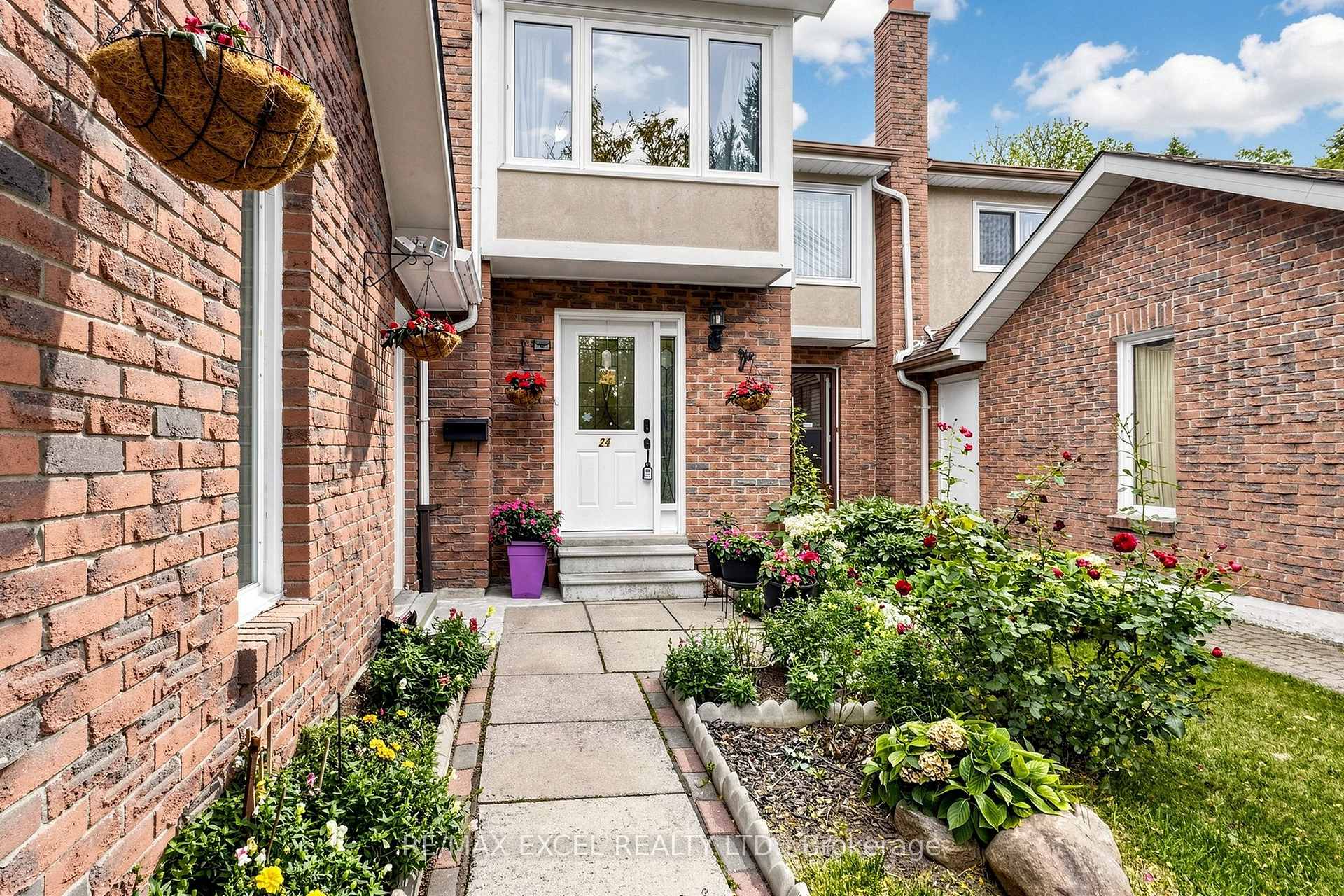 Photo 2 of 24 Redheugh Crescent, Scarborough, Steeles — HOMEH
