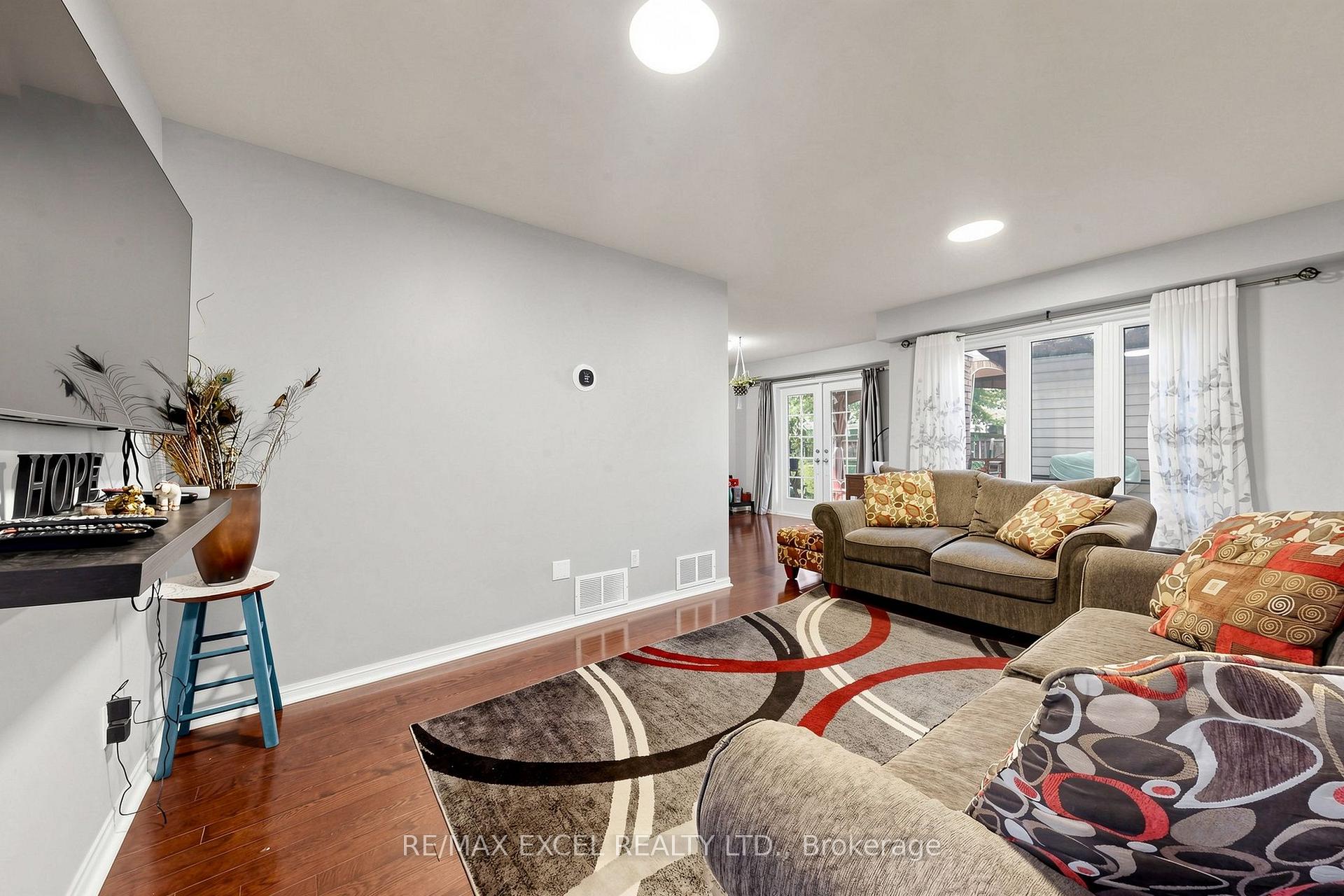 Photo 4 of 24 Redheugh Crescent, Scarborough, Steeles — HOMEH
