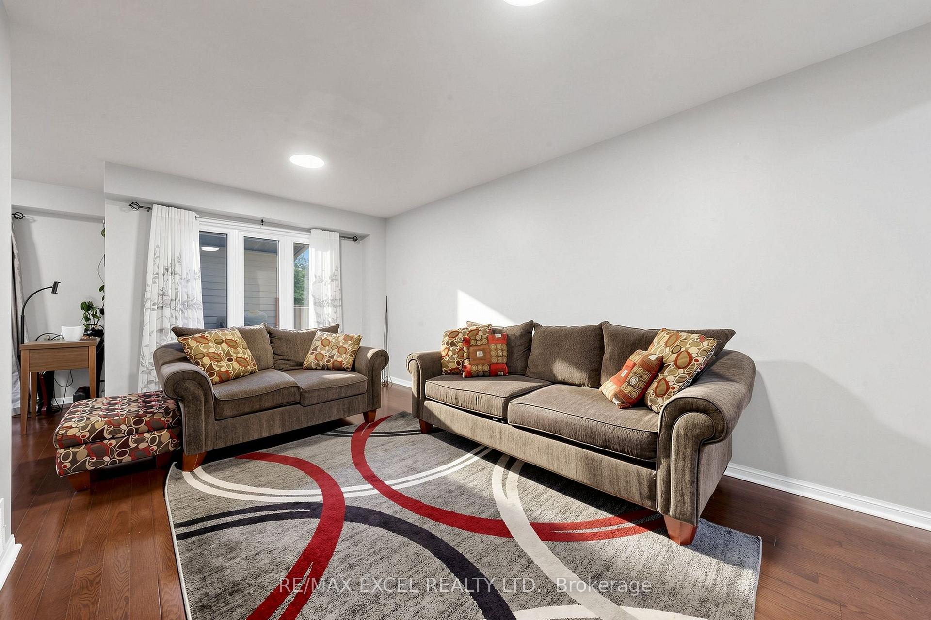 Photo 3 of 24 Redheugh Crescent, Scarborough, Steeles — HOMEH