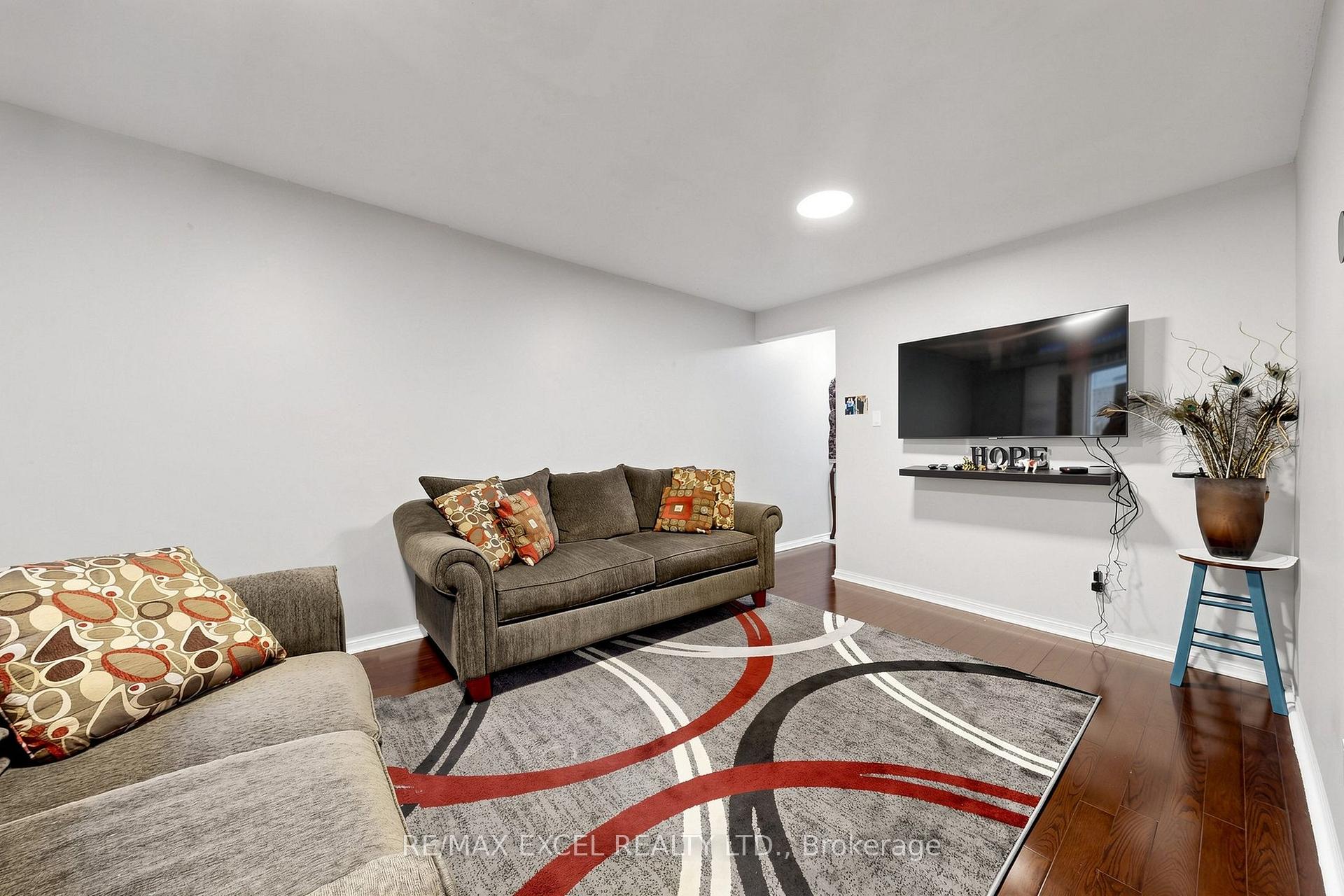 Photo 5 of 24 Redheugh Crescent, Scarborough, Steeles — HOMEH