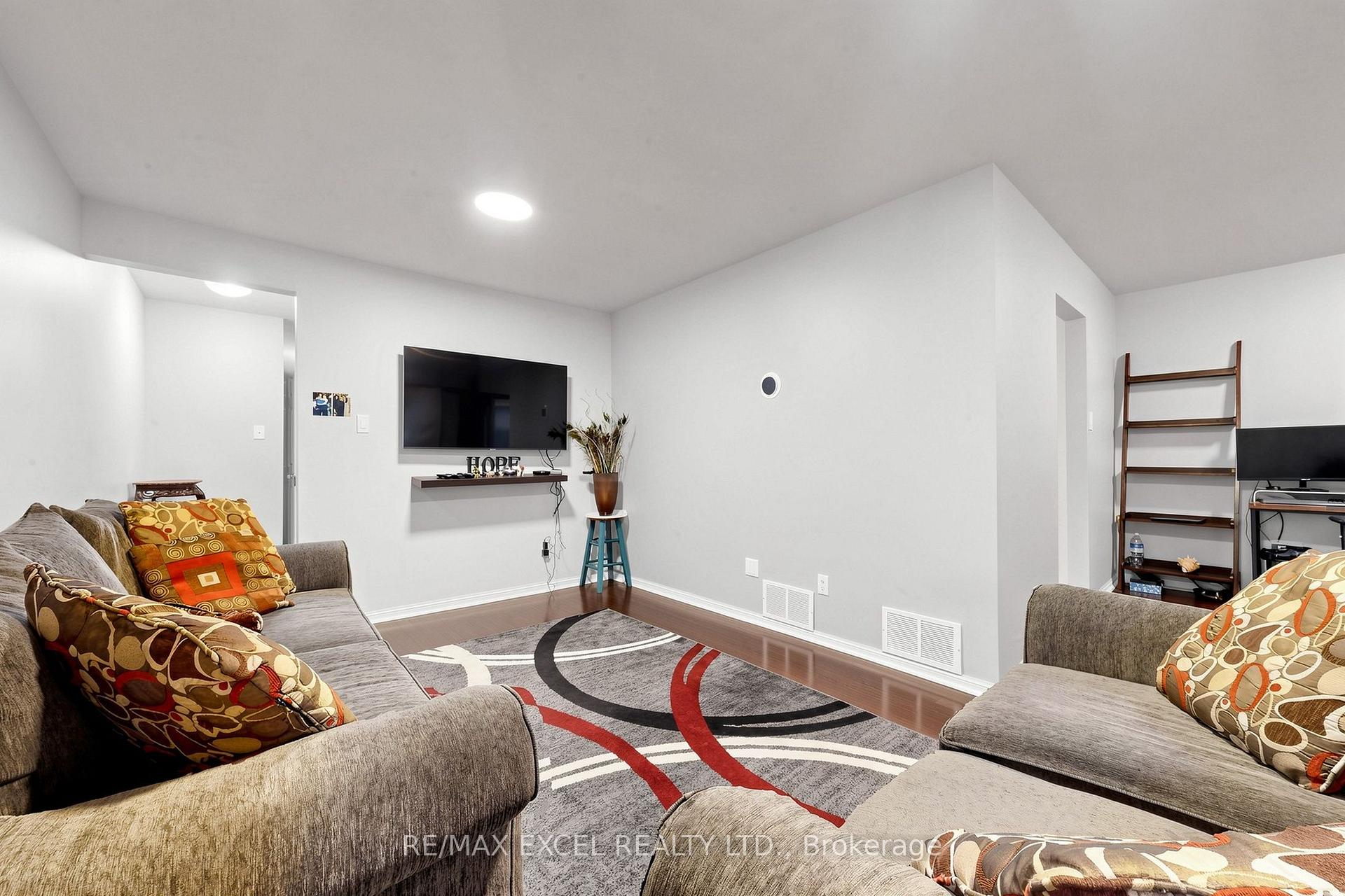 Photo 7 of 24 Redheugh Crescent, Scarborough, Steeles — HOMEH
