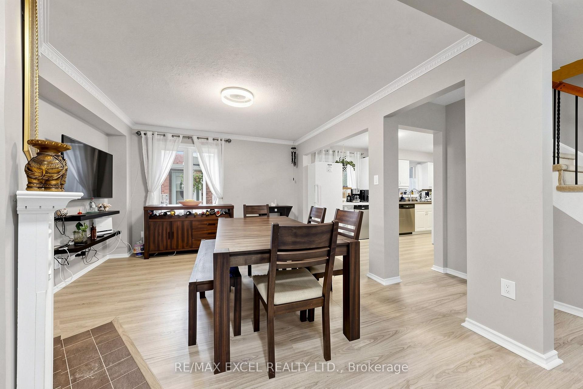 Photo 10 of 24 Redheugh Crescent, Scarborough, Steeles — HOMEH