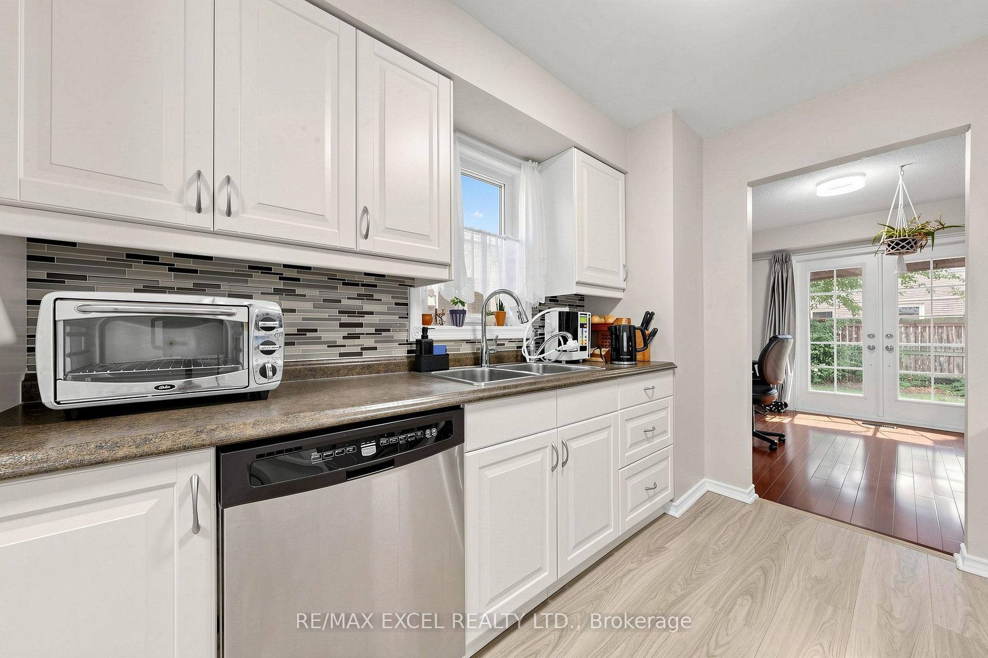 Photo 16 of 24 Redheugh Crescent, Scarborough, Steeles — HOMEH