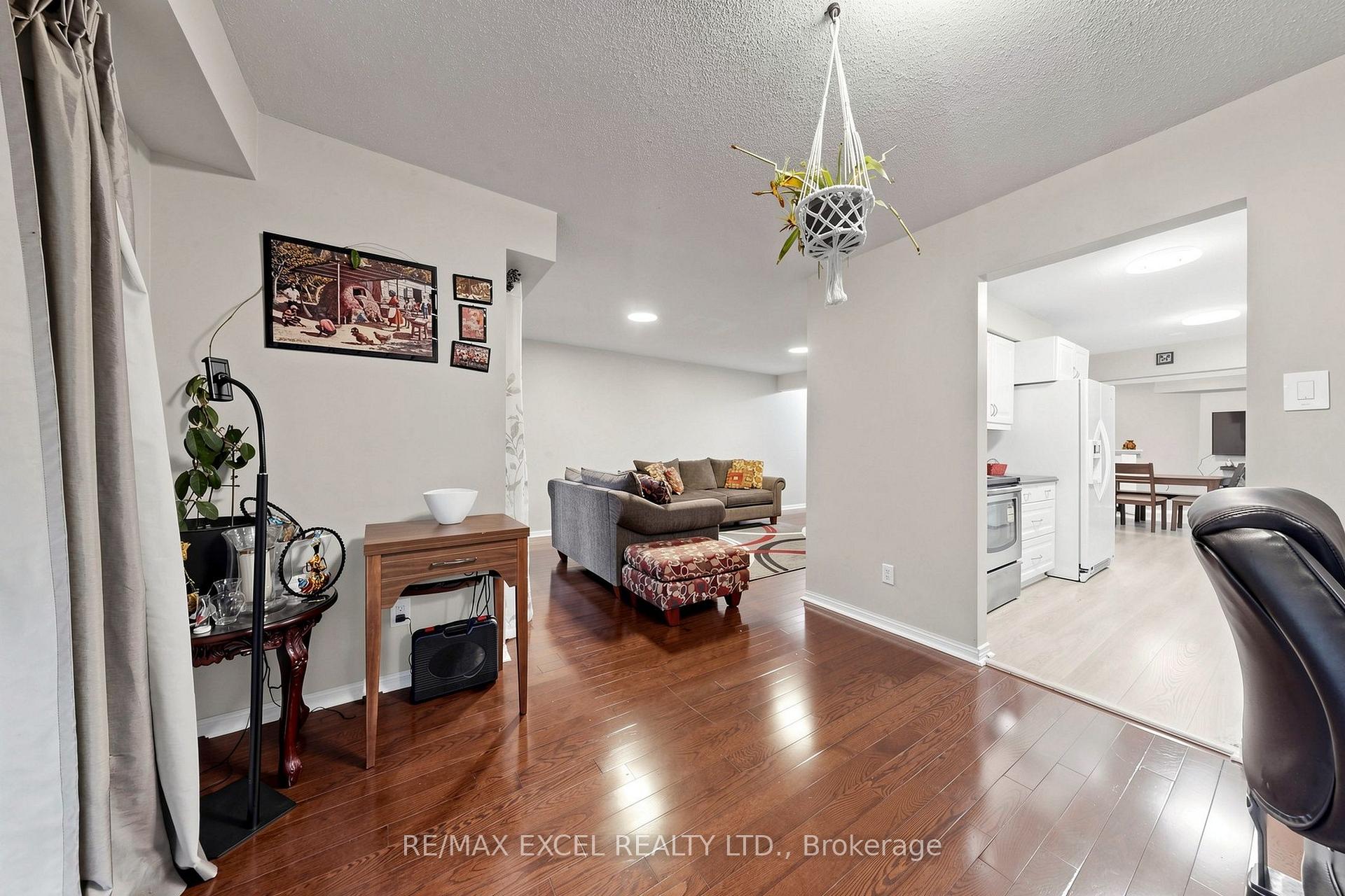 Photo 23 of 24 Redheugh Crescent, Scarborough, Steeles — HOMEH