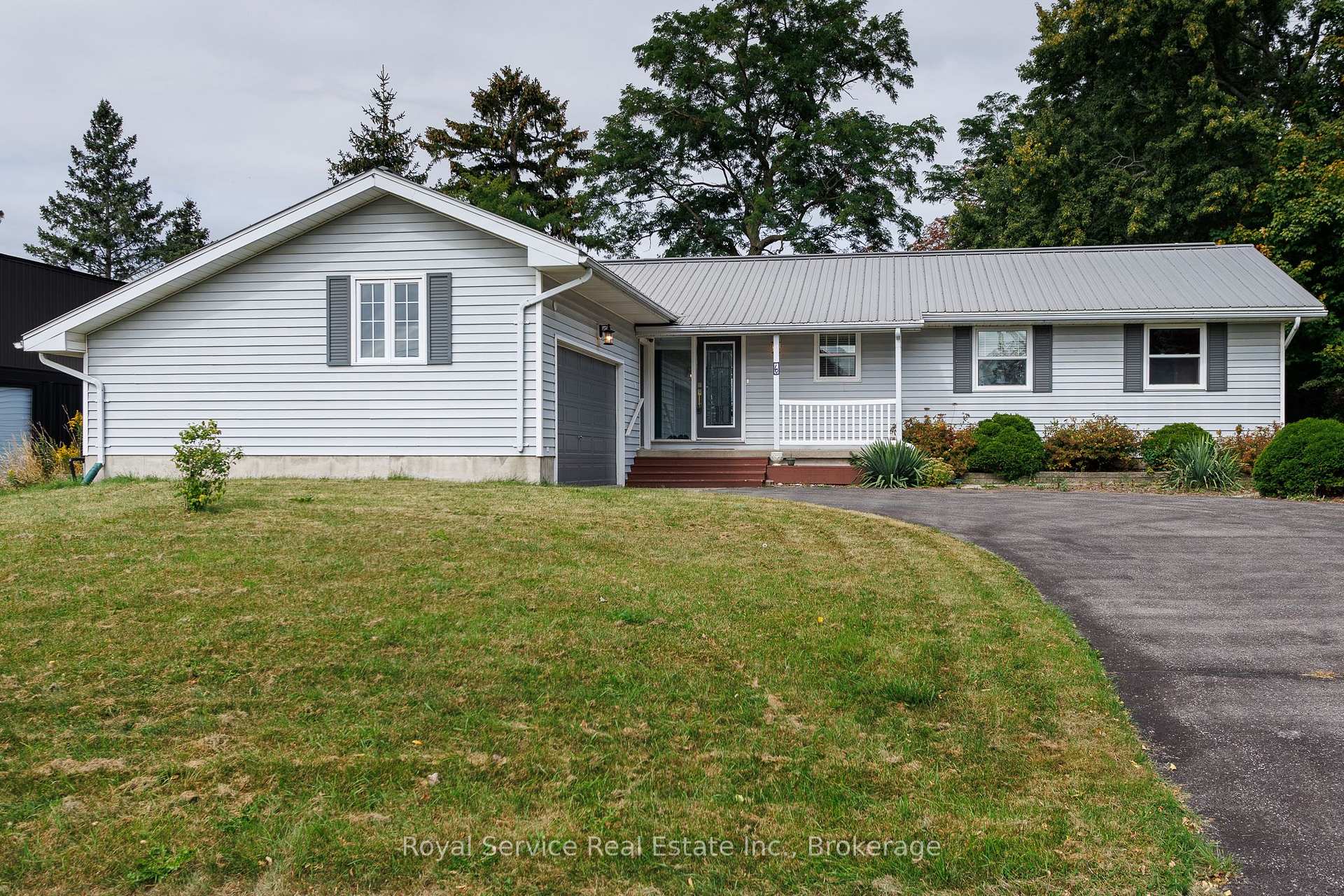 Photo 2 of 6 Clifton Road, Port Hope — HOMEH
