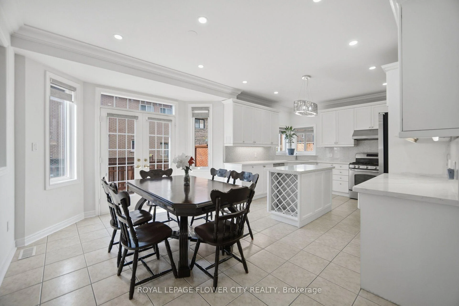 Photo 11 of 4 Castle Mountain Drive, Brampton, Sandringham-Wellington — HOMEH