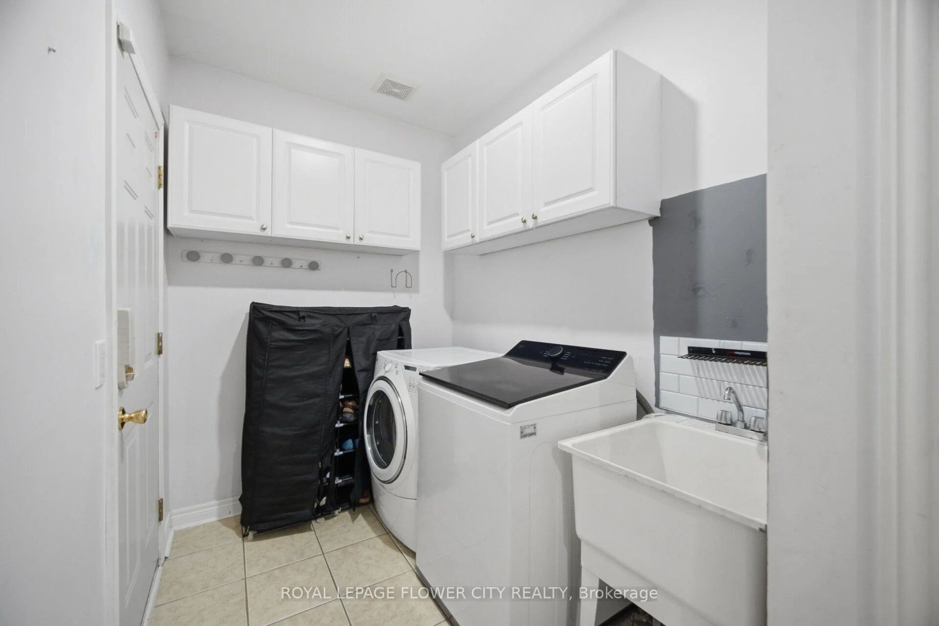 Photo 21 of 4 Castle Mountain Drive, Brampton, Sandringham-Wellington — HOMEH