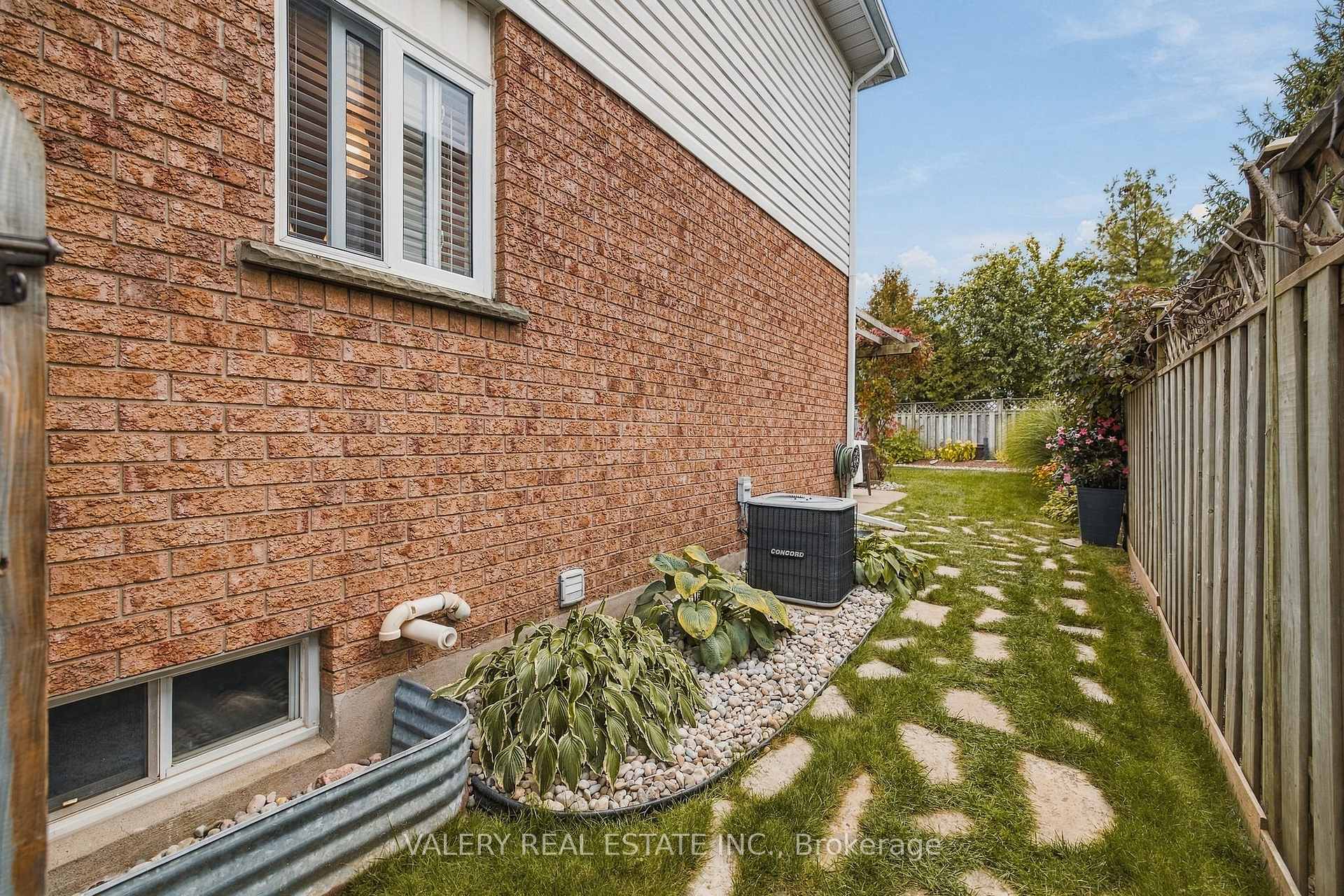 Photo 26 of 211 Eastforest Trail, Kitchener, Highland West — HOMEH