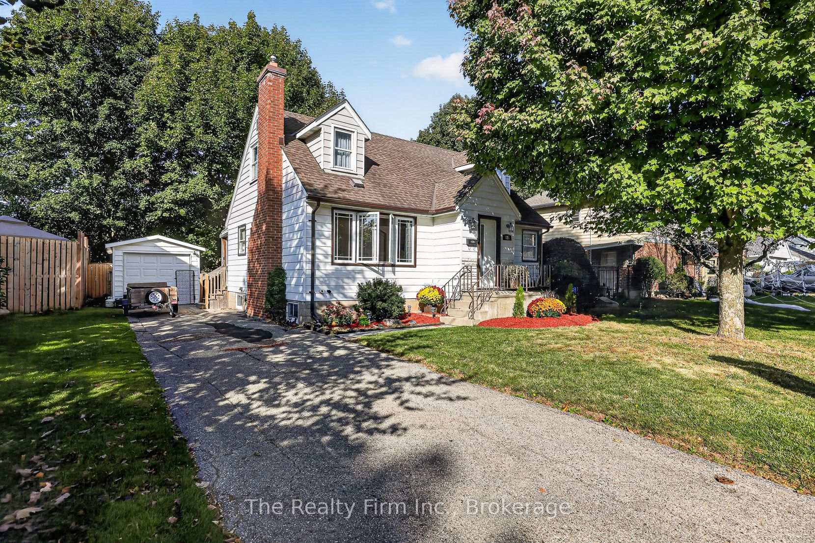 Photo of 325 Victoria Street N