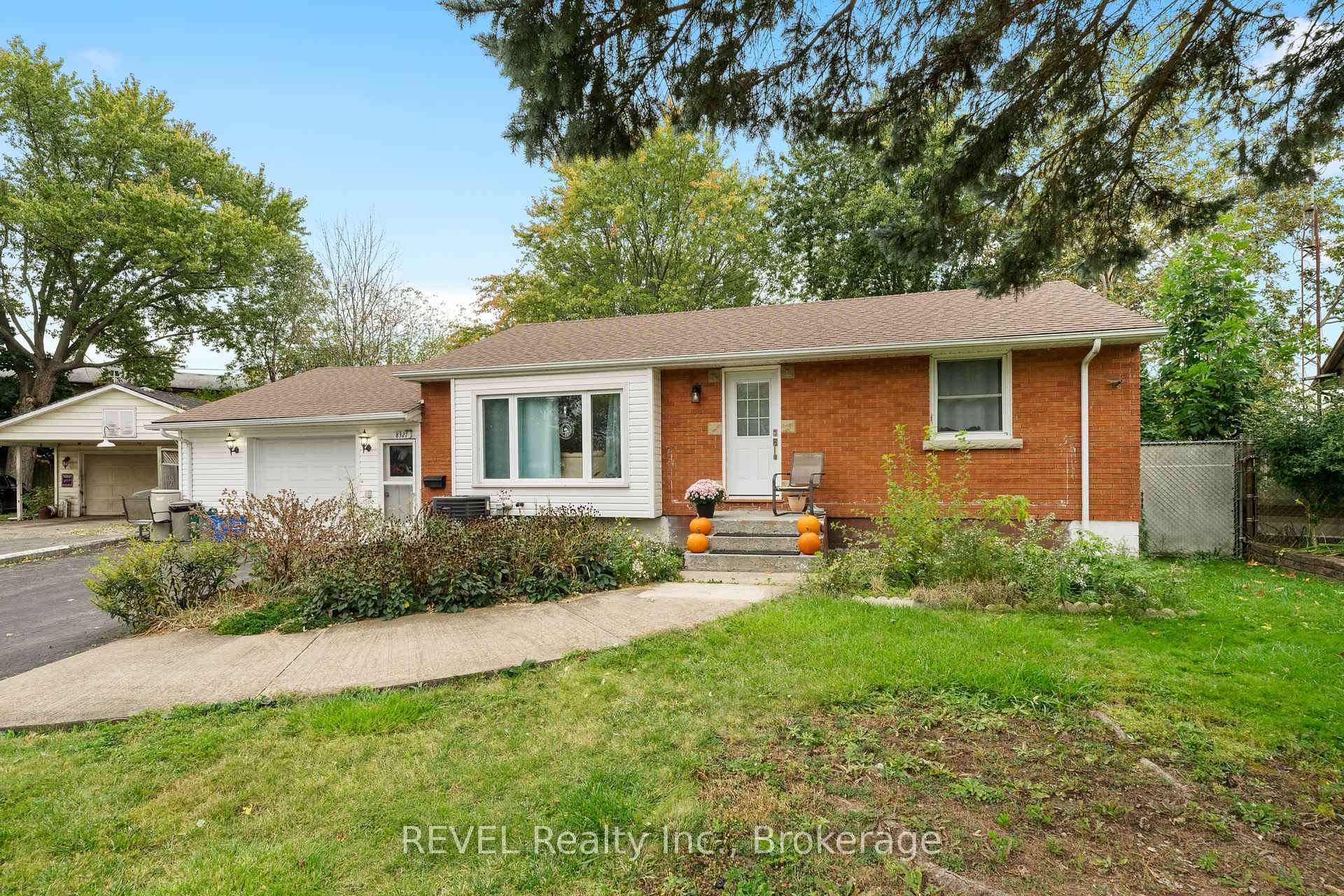 Photo 2 of Unit Upper Unit, 8327 Parkway Drive, Niagara Falls, Chippawa — HOMEH