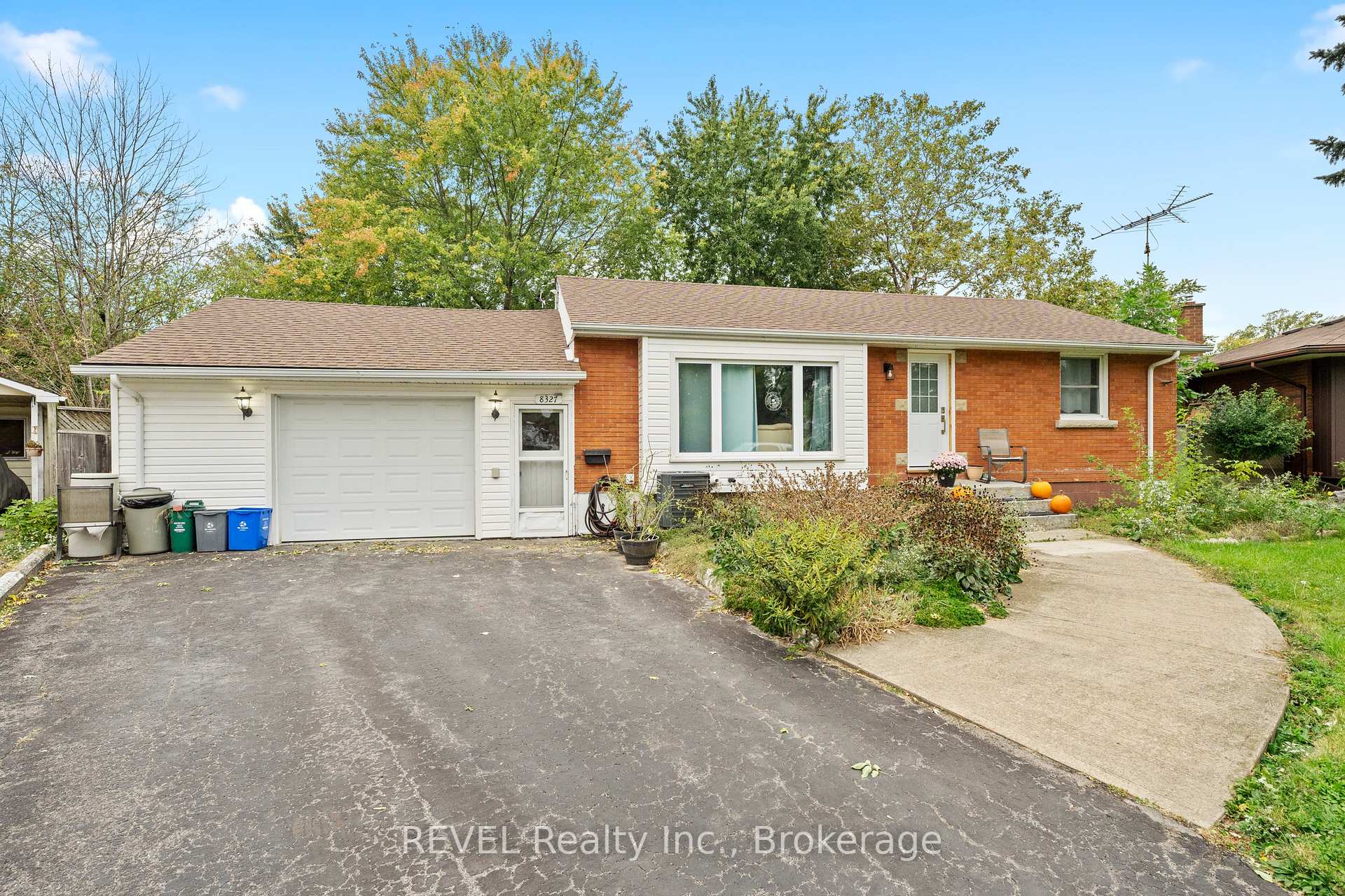Photo 3 of Unit Upper Unit, 8327 Parkway Drive, Niagara Falls, Chippawa — HOMEH